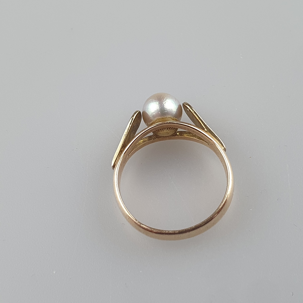 Perlring - Gelbgold 585/000 (14K), innen gestempelt, Perle von 6mm-Dm. mit silbrigem Lüster, Dm. ca - Image 5 of 5