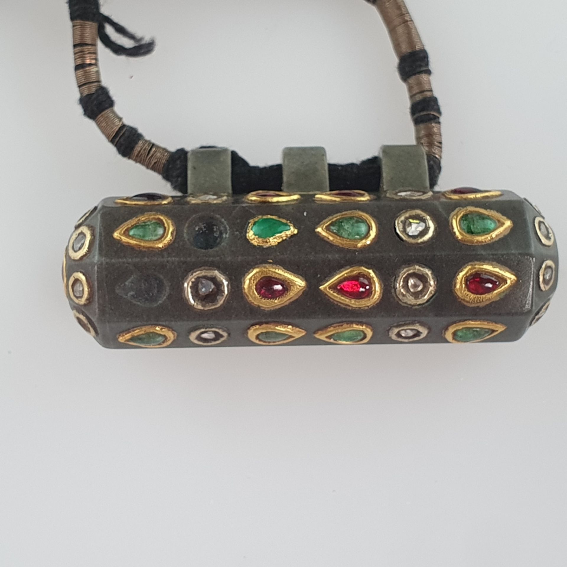 Amulettanhänger - Indien, Mogulzeit, längliche achteckige Form mit drei Ösen, graugrünlicher Jade,  - Bild 3 aus 4