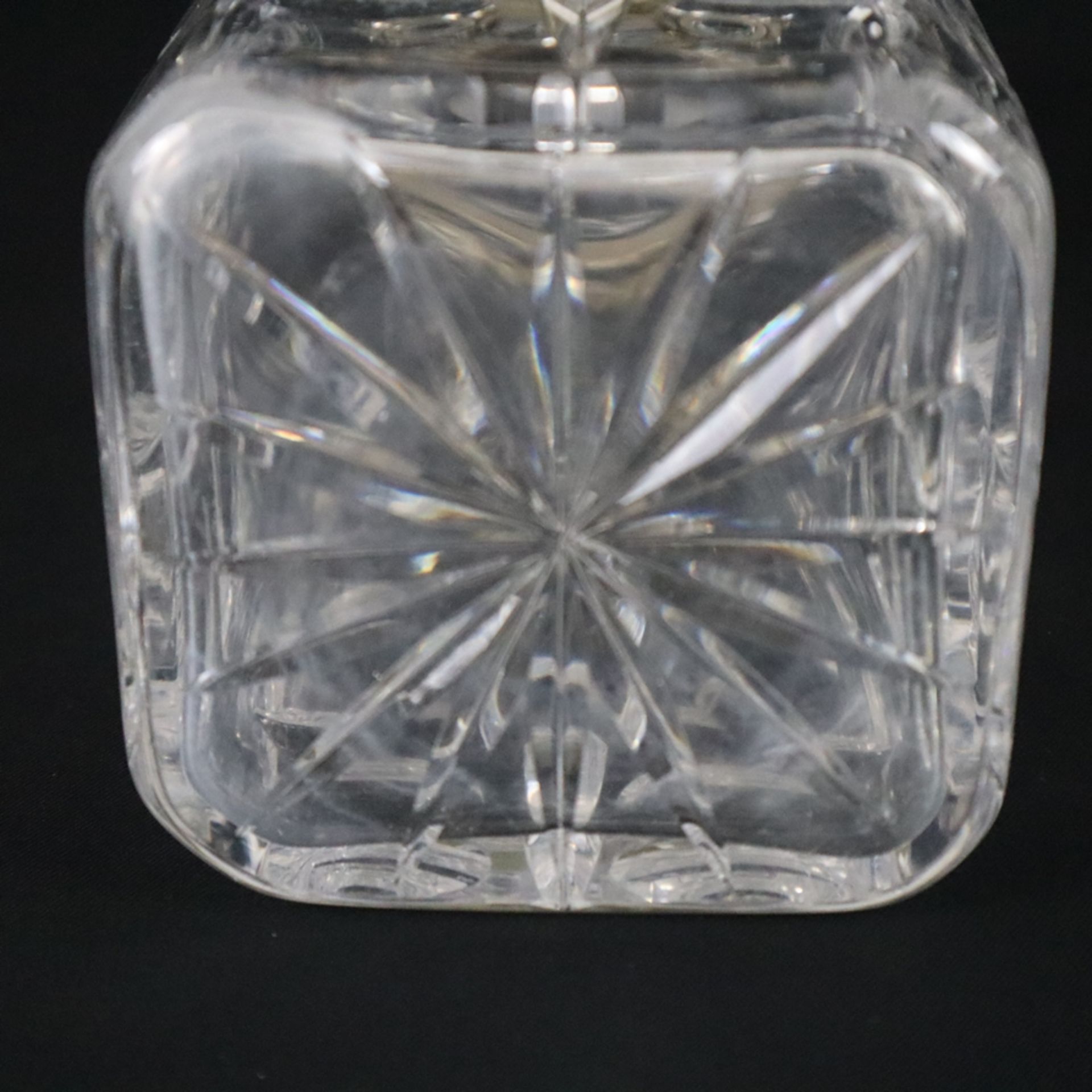 Whiskykaraffe mit Silbermontur -20. Jh., dickwandiges Klarglas mit Schäl-, Kugel- und Kehlschliff, - Image 6 of 7