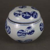 Deckeldose - Porzellan mit unterglasurblauem Dekor mit Mon-Motiven im japanischen Stil, gebauchte W