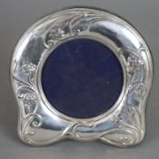 Standrahmen - Silber, hufeisenförmige abgerundete Form, reliefierter Floraldekor in der Art des Jug