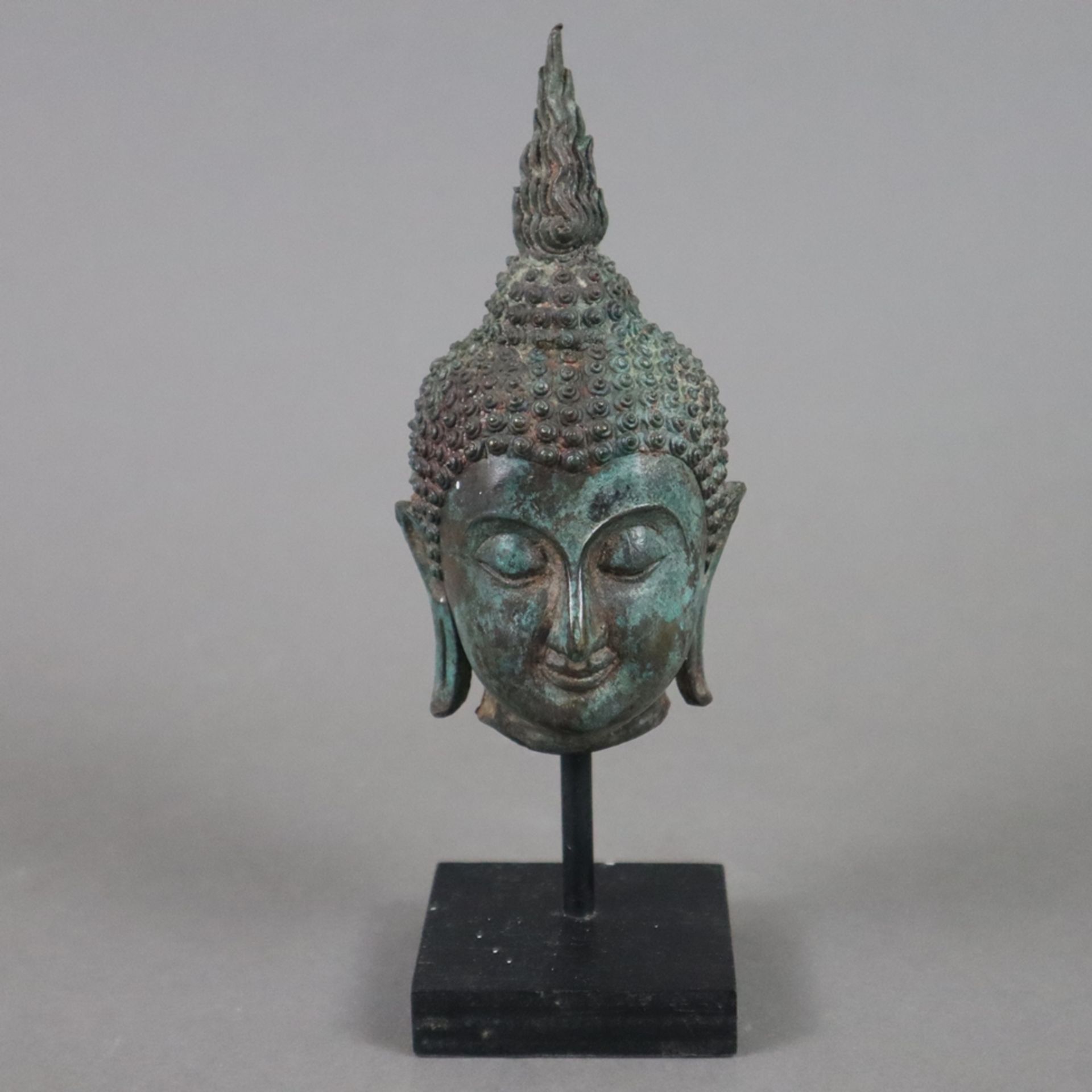 Buddhakopf im Sukhothai-Stil - Thailand, Bronzelegierung mit grüner Patina und Kupferausblühungen,