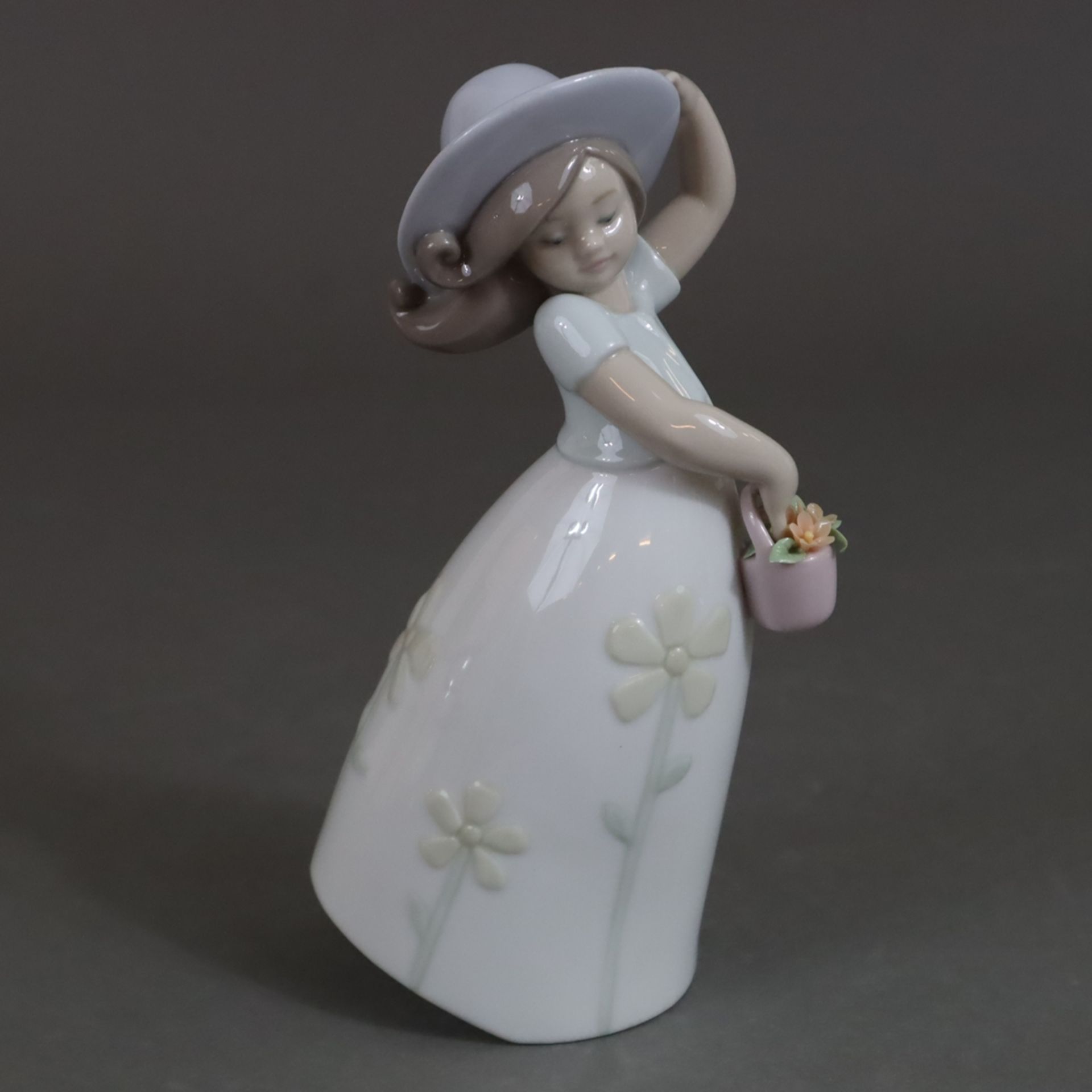 Porzellanfigur "Kleine Margerite" - Lladro, Spanien, Modellnr.8041, Entwurf: Jose Santaeulalia (200