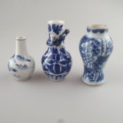 Konvolut Miniaturgefäße- China, 3-tlg, diverse Formen und Dekore in Unterglasurblau, 1x mit Drachen