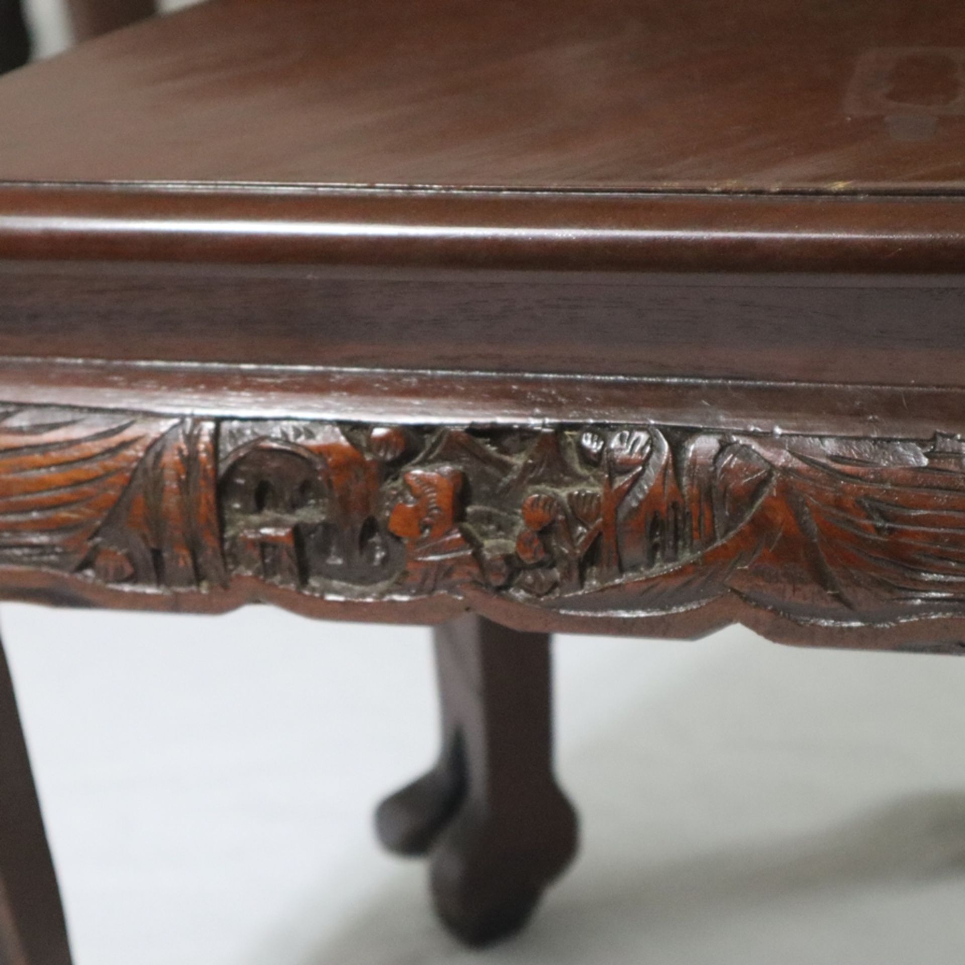 Teetisch mit Hockern - China, 20. Jh., Holz, runder Tisch, Platte geschnitzt mit mehrfiguriger Krie - Bild 11 aus 13