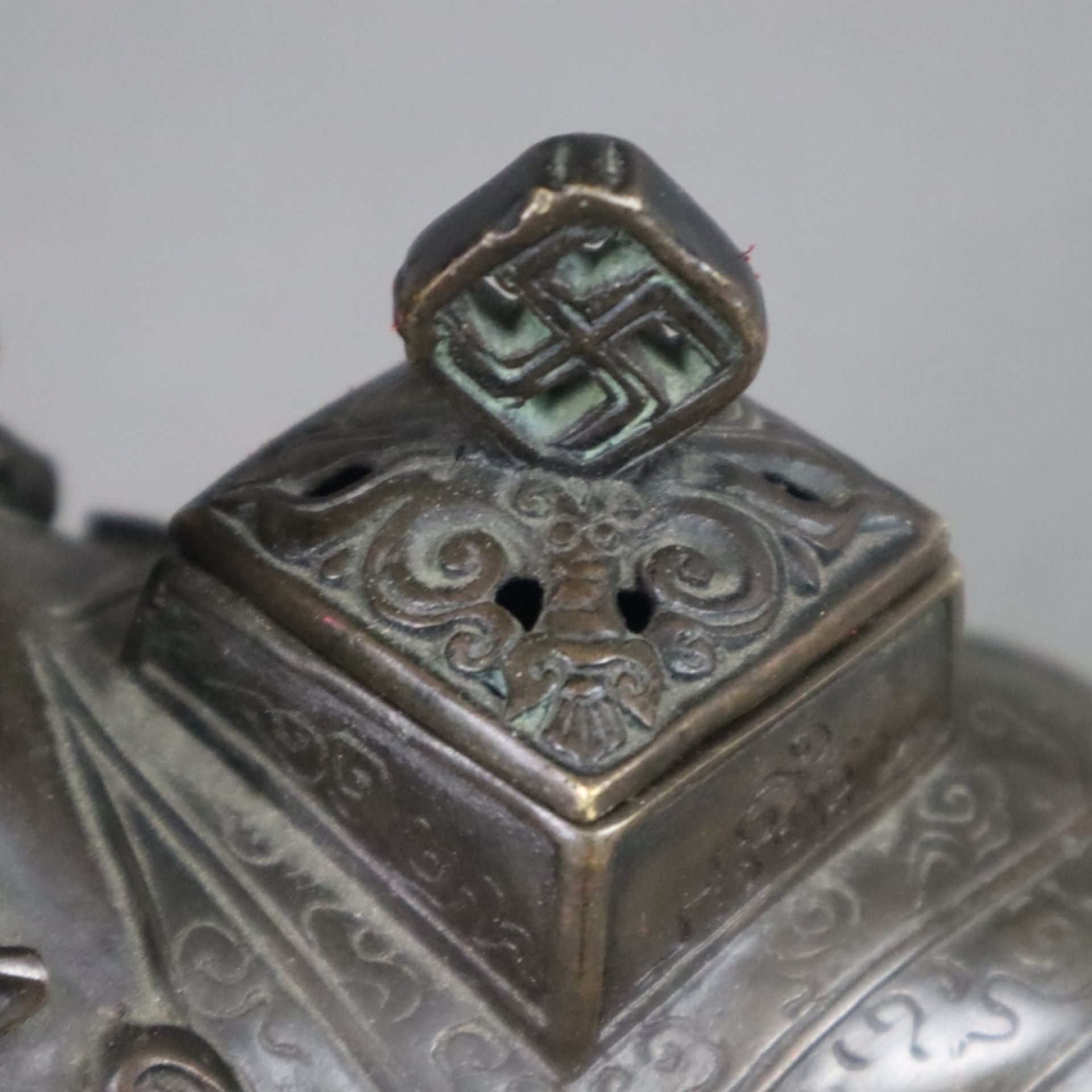 Figürliches Räuchergefäß - China, in Form eines sitzenden Tianlu gestaltetes Gefäß mit Steckdeckel  - Bild 7 aus 11