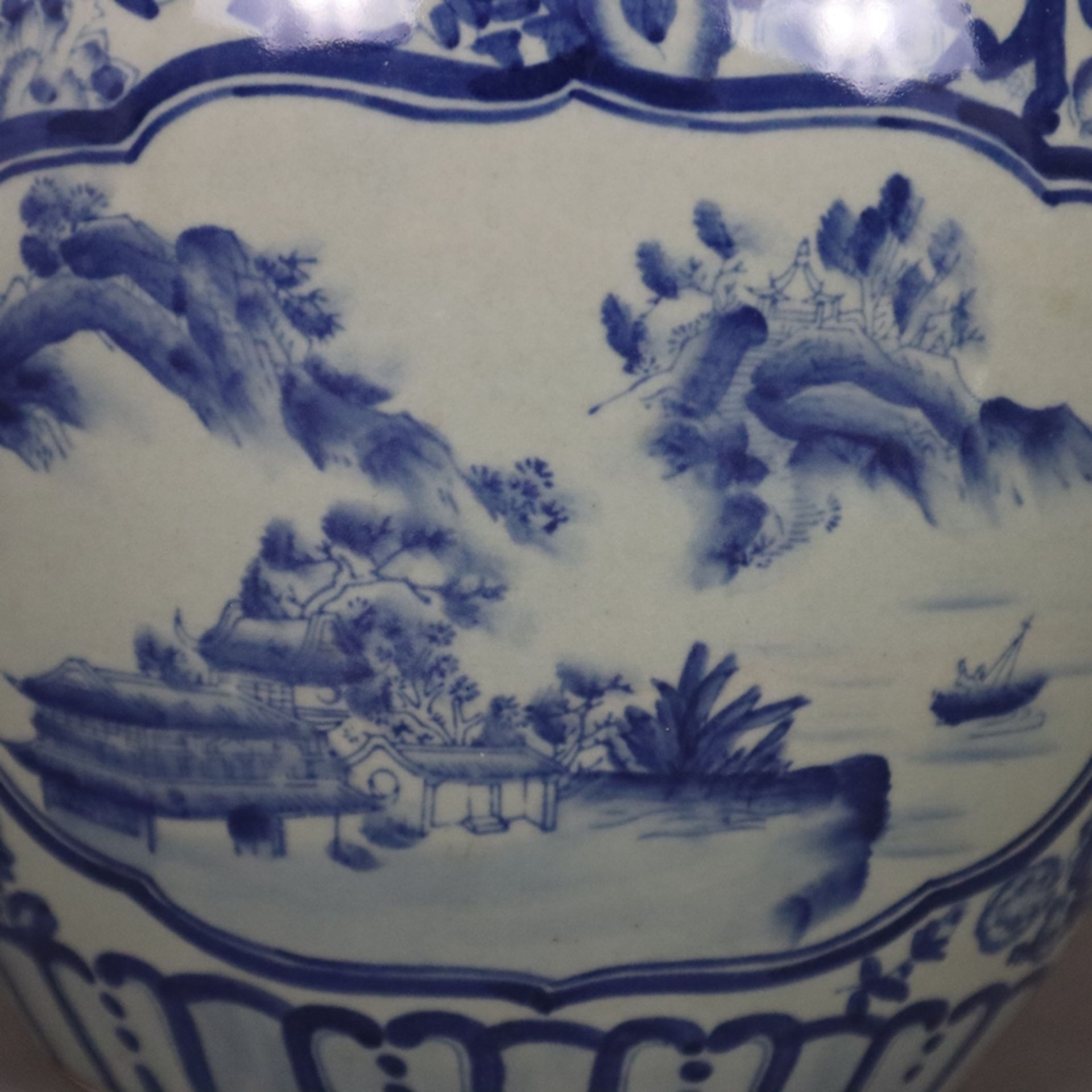 Blau-weißer Cachepot - China, 20. Jh., Porzellan, blau-weiß bemalt, bauchiger Korpus mit eingezogen - Bild 3 aus 9