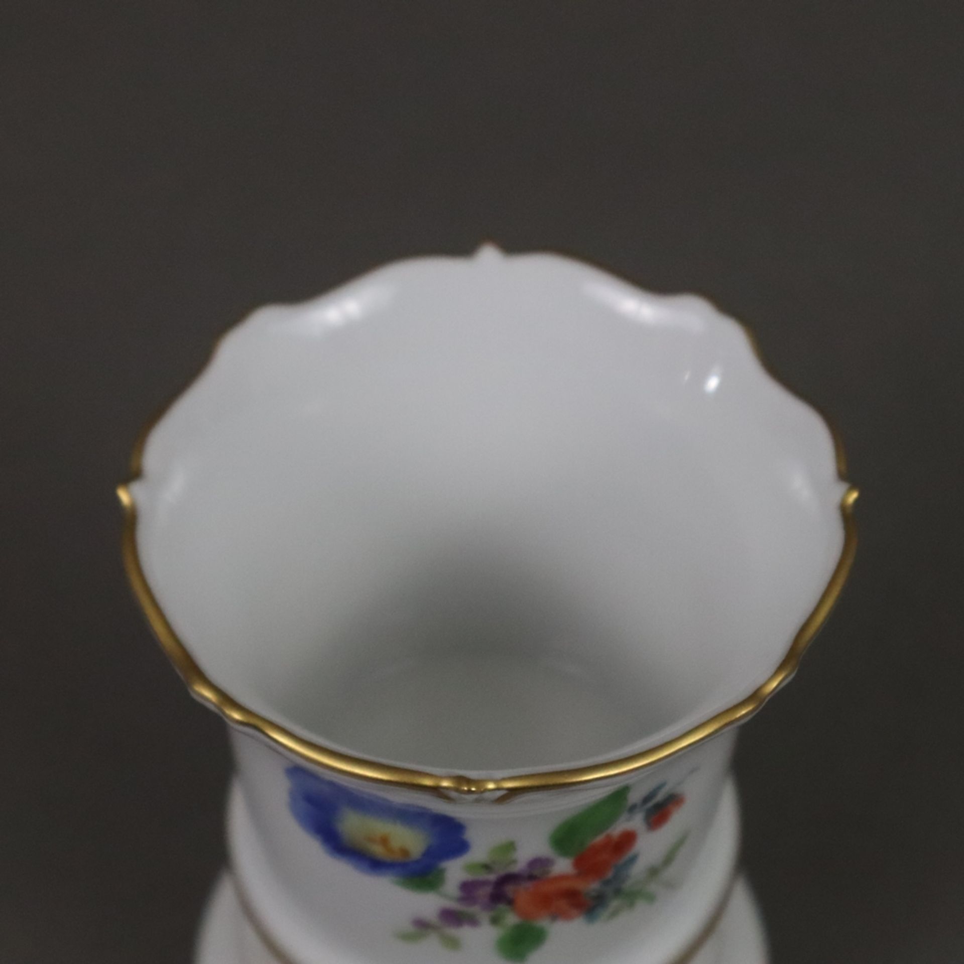 Miniaturvase - Meissen, Porzellan, polychrome Blumenmalerei, Goldstaffage, zylindrischer Körper mit - Bild 2 aus 6