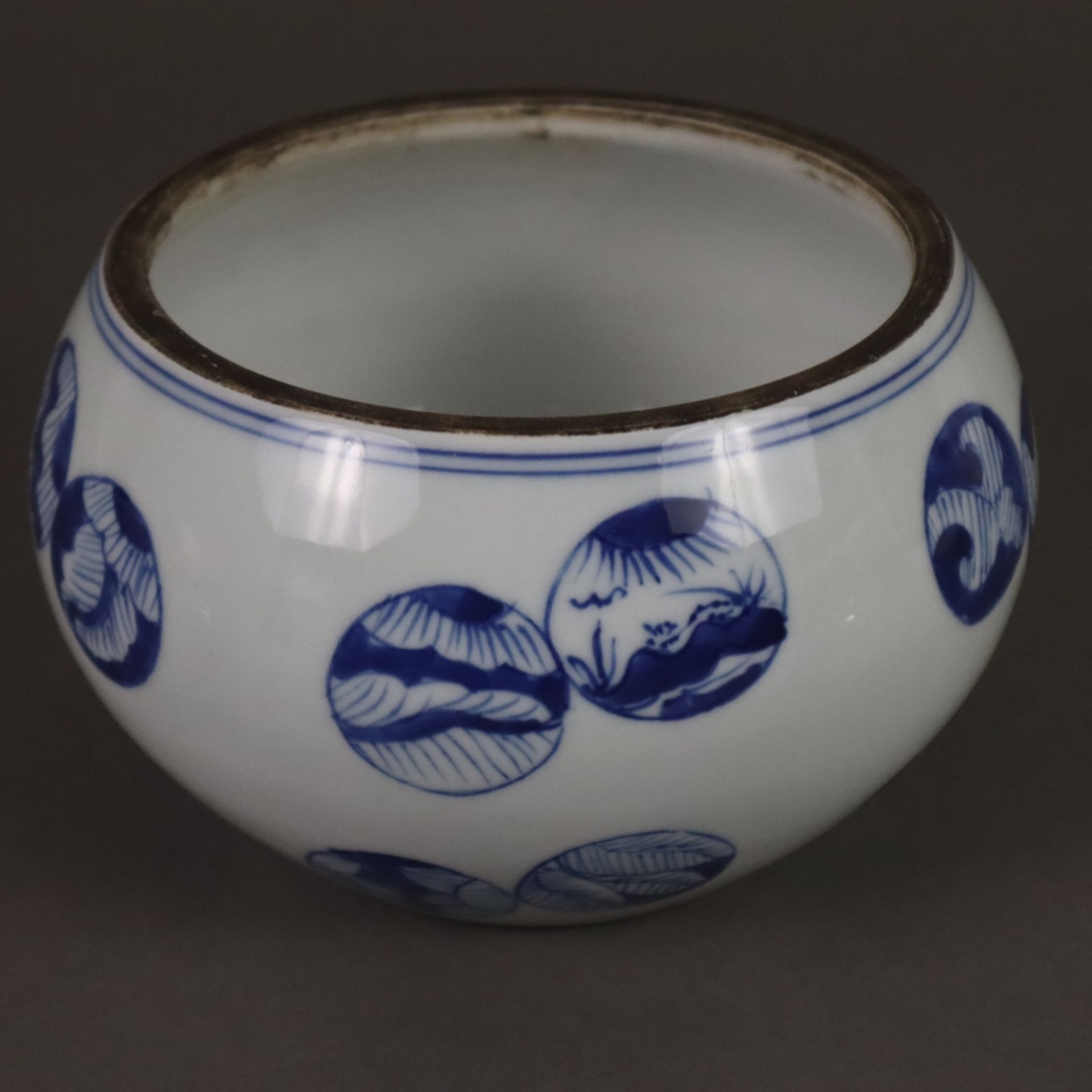 Deckeldose - Porzellan mit unterglasurblauem Dekor mit Mon-Motiven im japanischen Stil, gebauchte W - Bild 3 aus 6