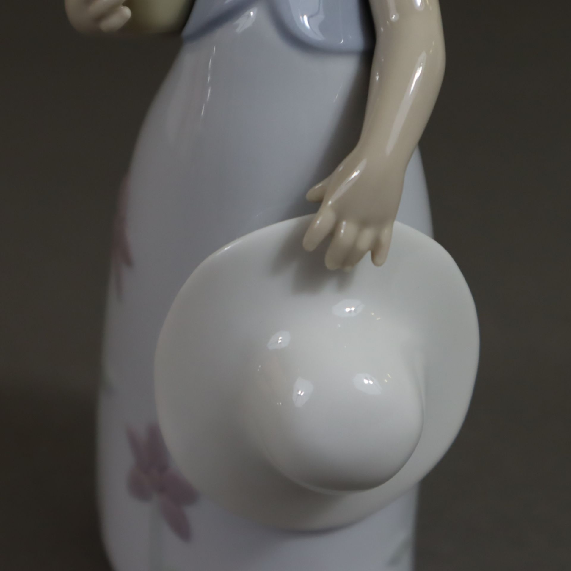 Porzellanfigur "Kleines Veilchen" - Lladro, Spanien, Modellnr.8043, Entwurf: Jose Santaeulalia (200 - Bild 4 aus 9