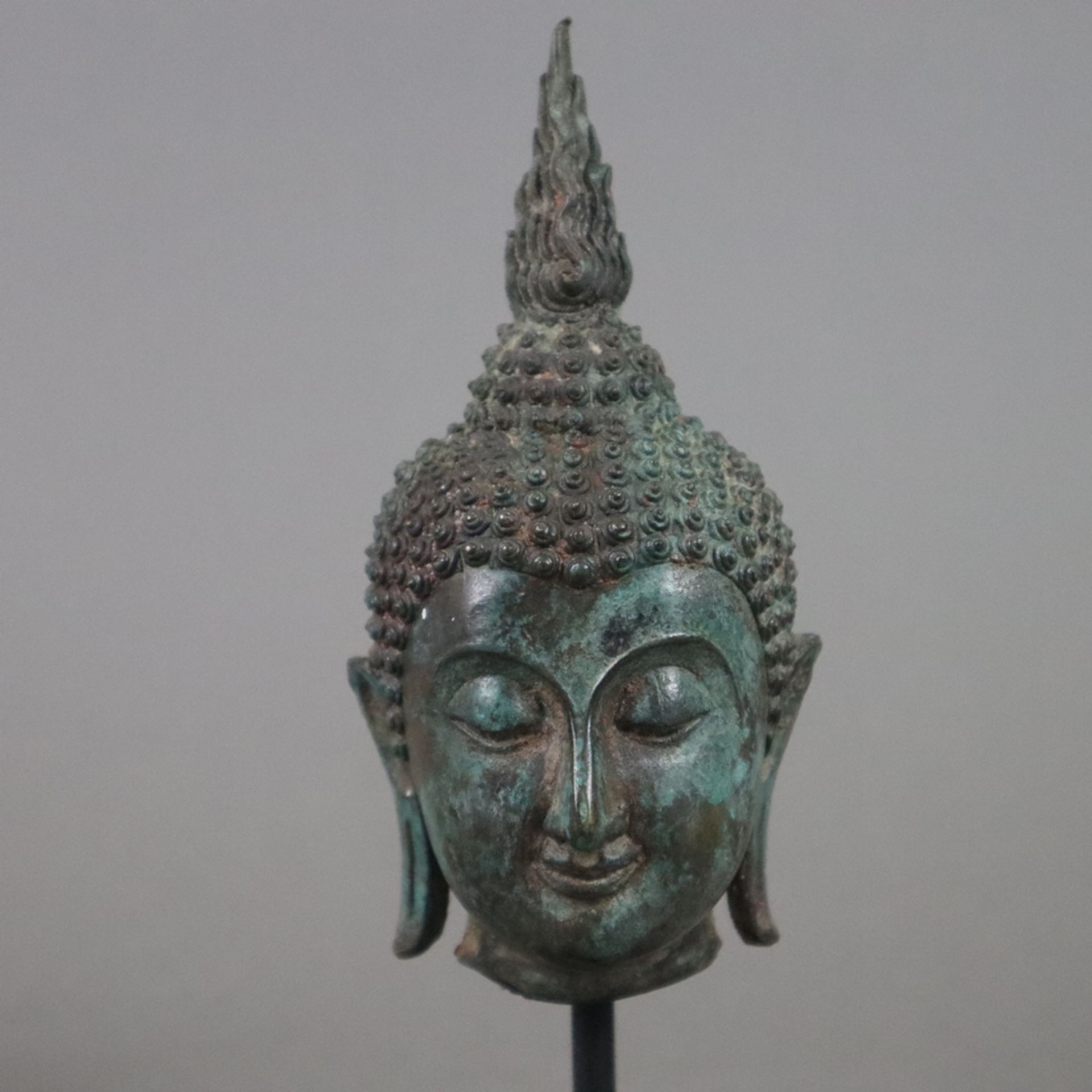 Buddhakopf im Sukhothai-Stil - Thailand, Bronzelegierung mit grüner Patina und Kupferausblühungen, - Image 2 of 6