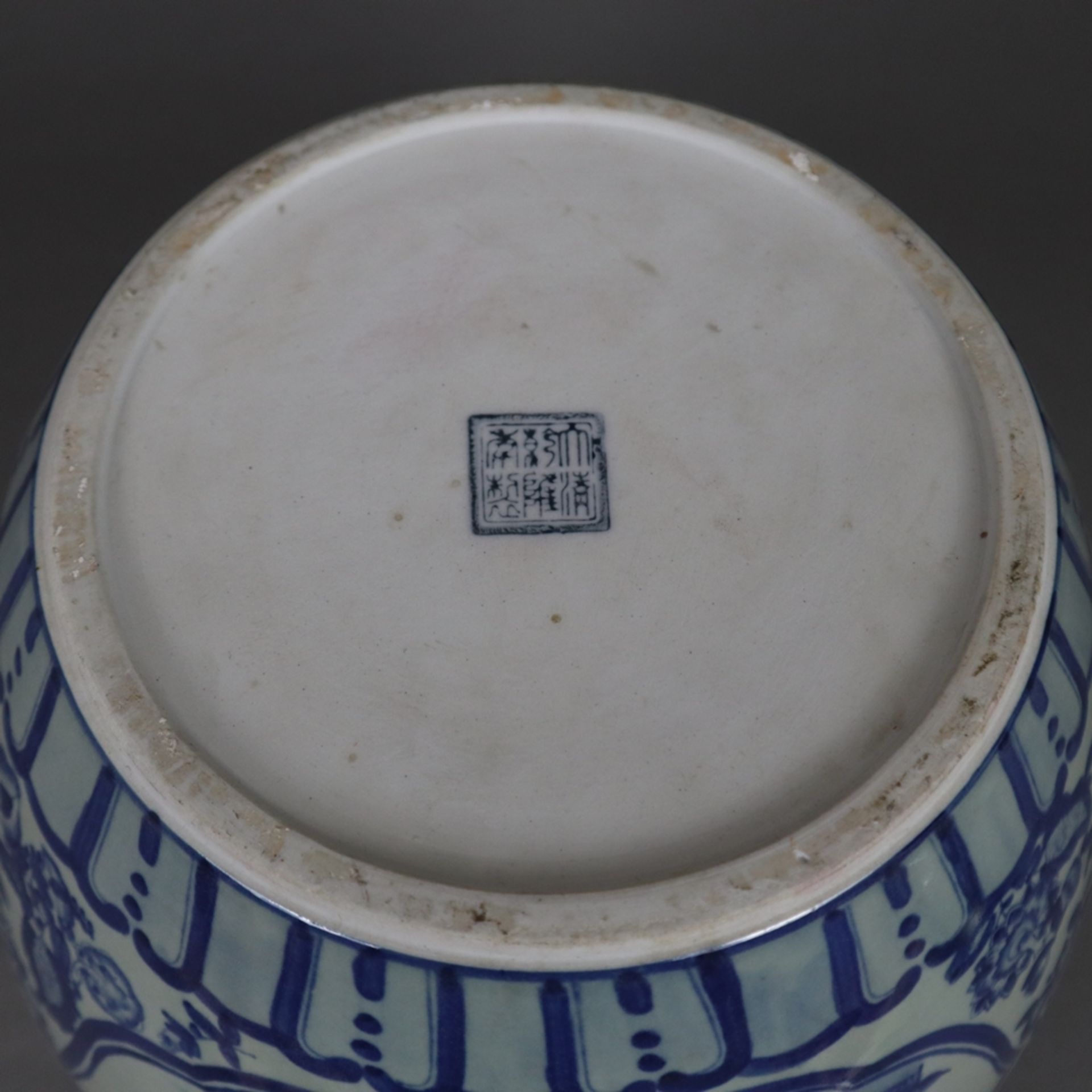 Blau-weißer Cachepot - China, 20. Jh., Porzellan, blau-weiß bemalt, bauchiger Korpus mit eingezogen - Bild 9 aus 9