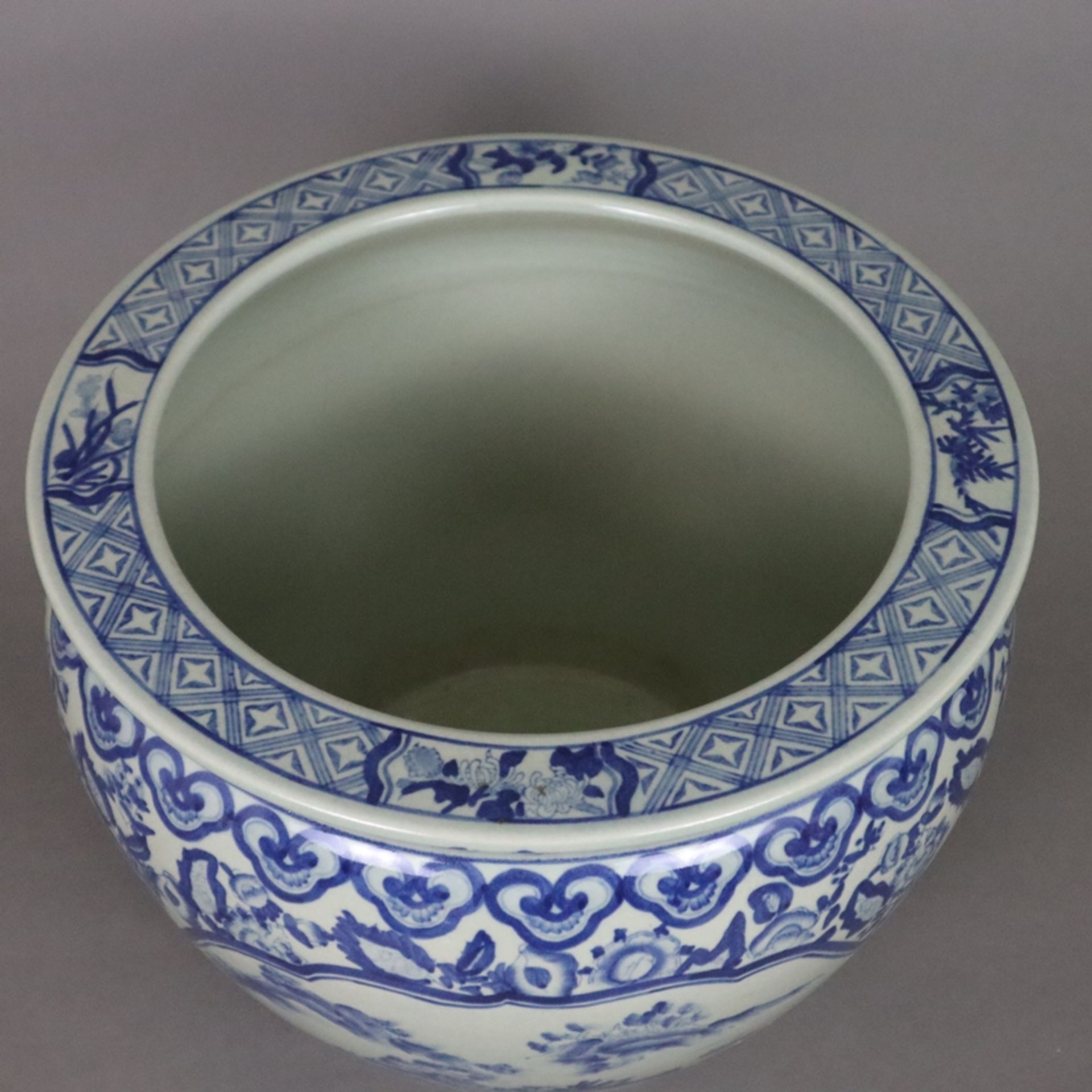 Blau-weißer Cachepot - China, 20. Jh., Porzellan, blau-weiß bemalt, bauchiger Korpus mit eingezogen - Bild 2 aus 9