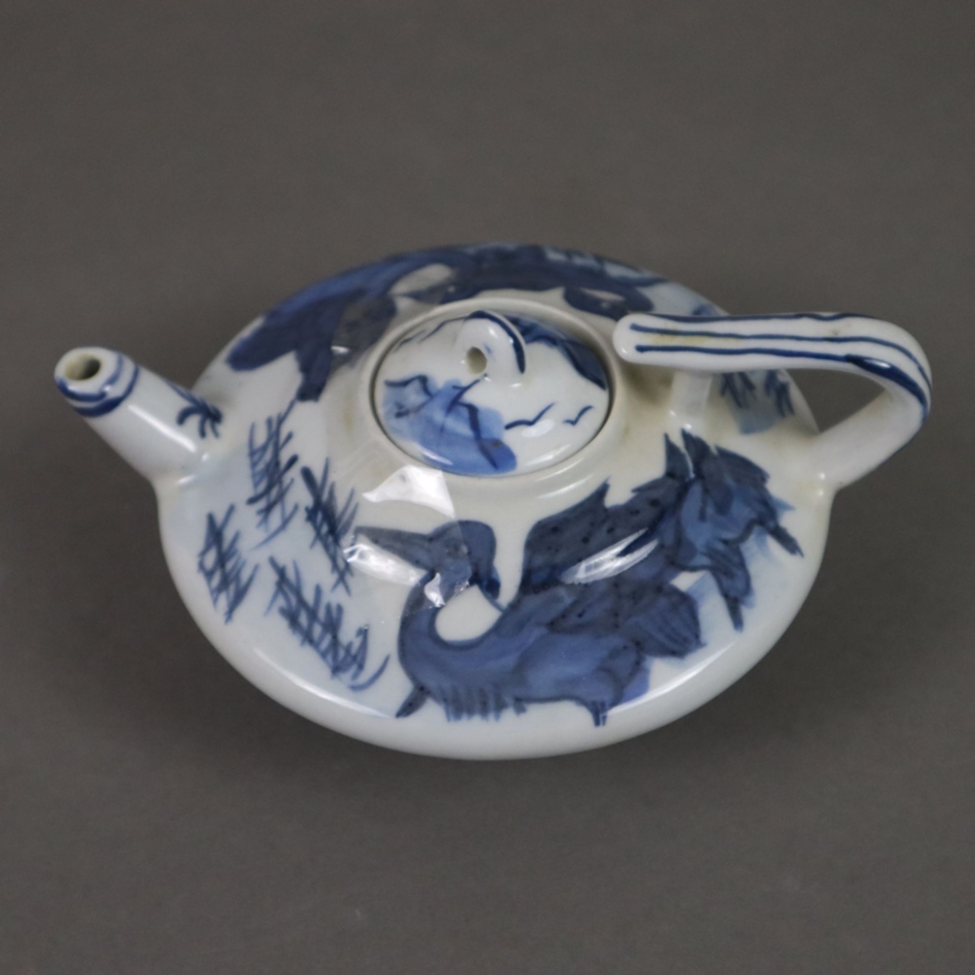 Konvolut Teekännchen - China 20.Jh., Porzellan mit blau-weißer Bemalung, diverse Formen und Dekore, - Bild 5 aus 9
