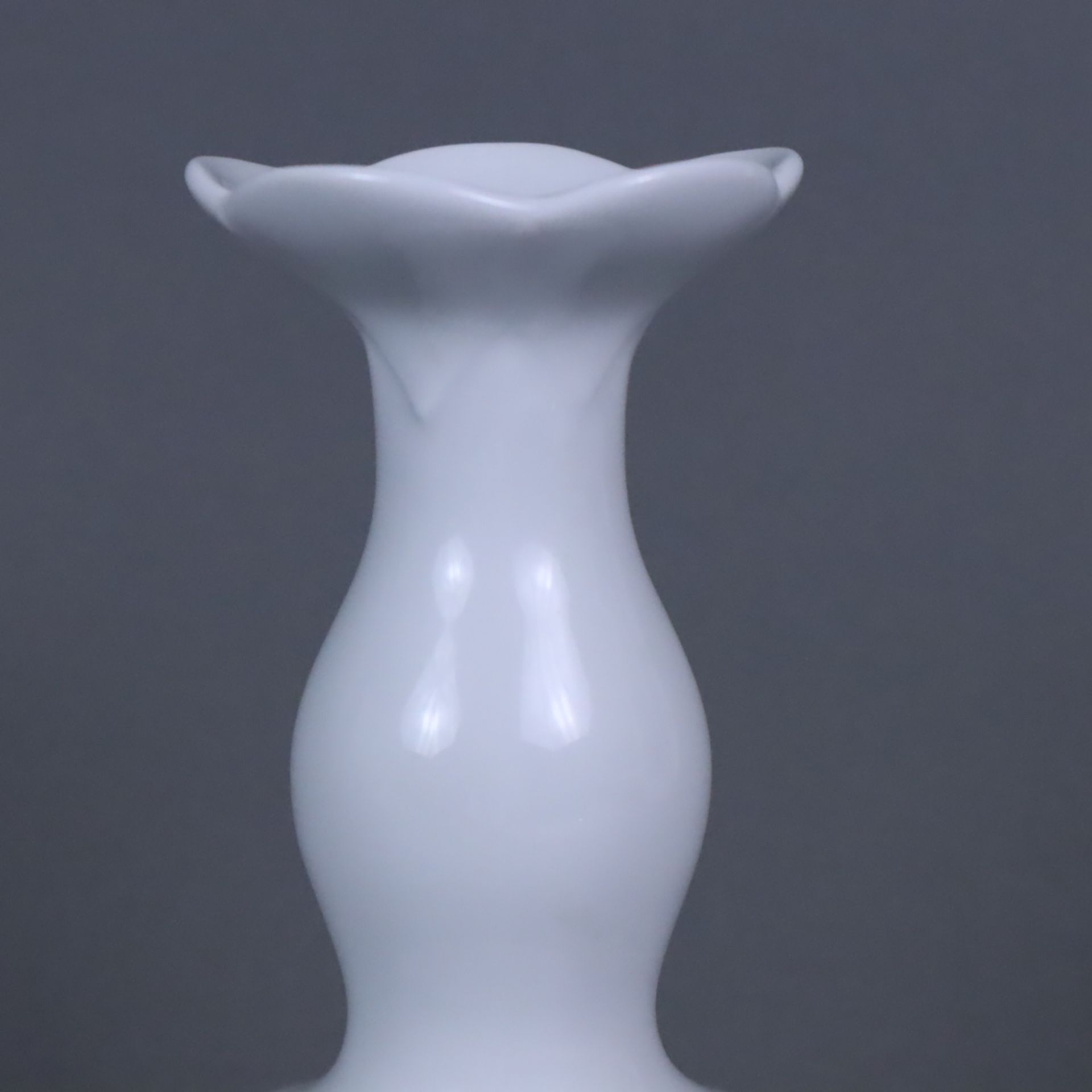Lotos-Vase - Meissen, Entwurf Ludwig Zepner für Meissen, Weißporzellan, gedrückt gebauchter Korpus  - Bild 3 aus 6