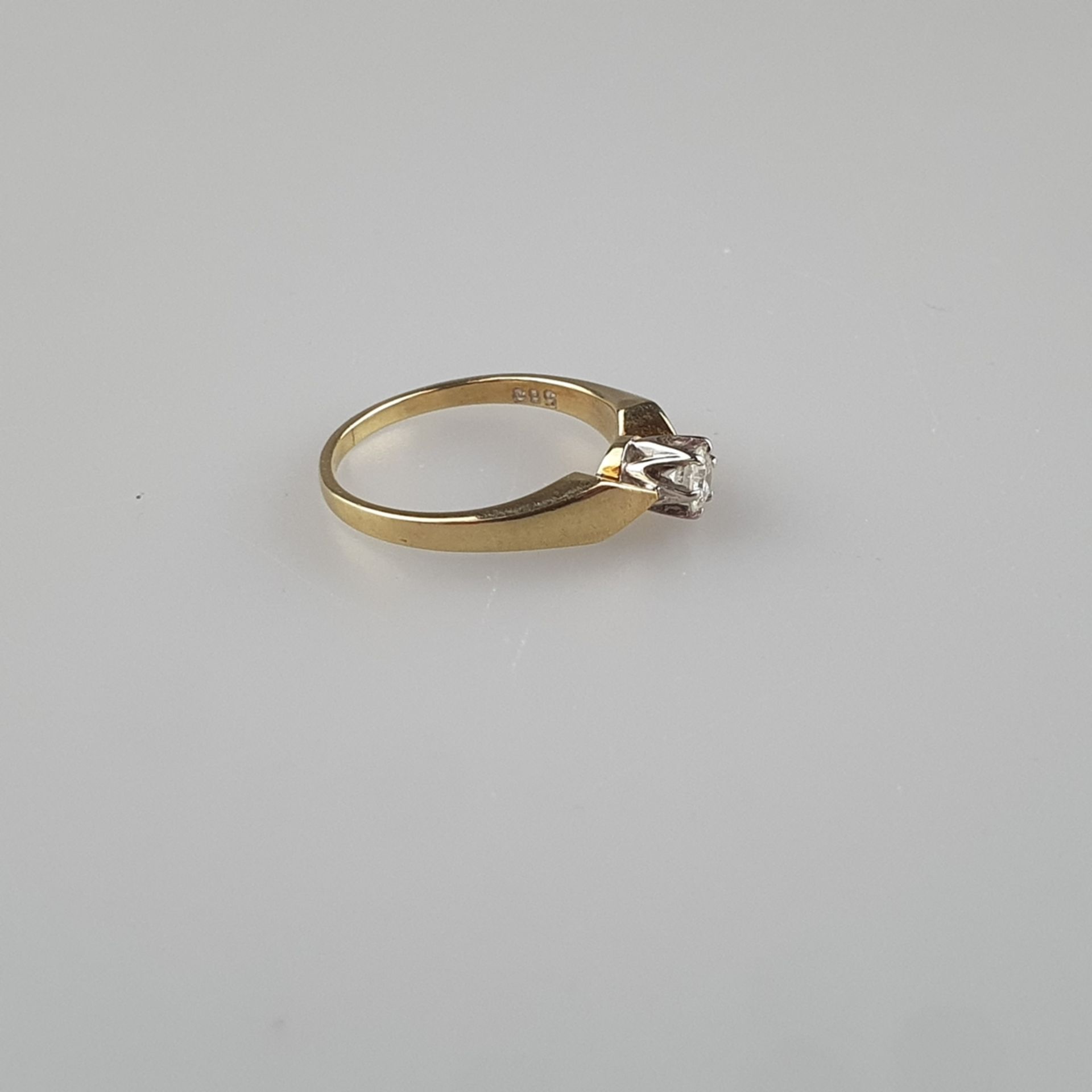 Solitärring - Gelbgold 585/000 (14K), innen gestempelt, Besatz mit 1 Diamant im Brillantschliff von - Bild 3 aus 5