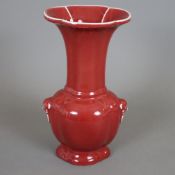 Vase in "Gu" Form - China, 20.Jh., Porzellan mit roter Glasur, seitlich Löwenköpfchen mit Maulringe