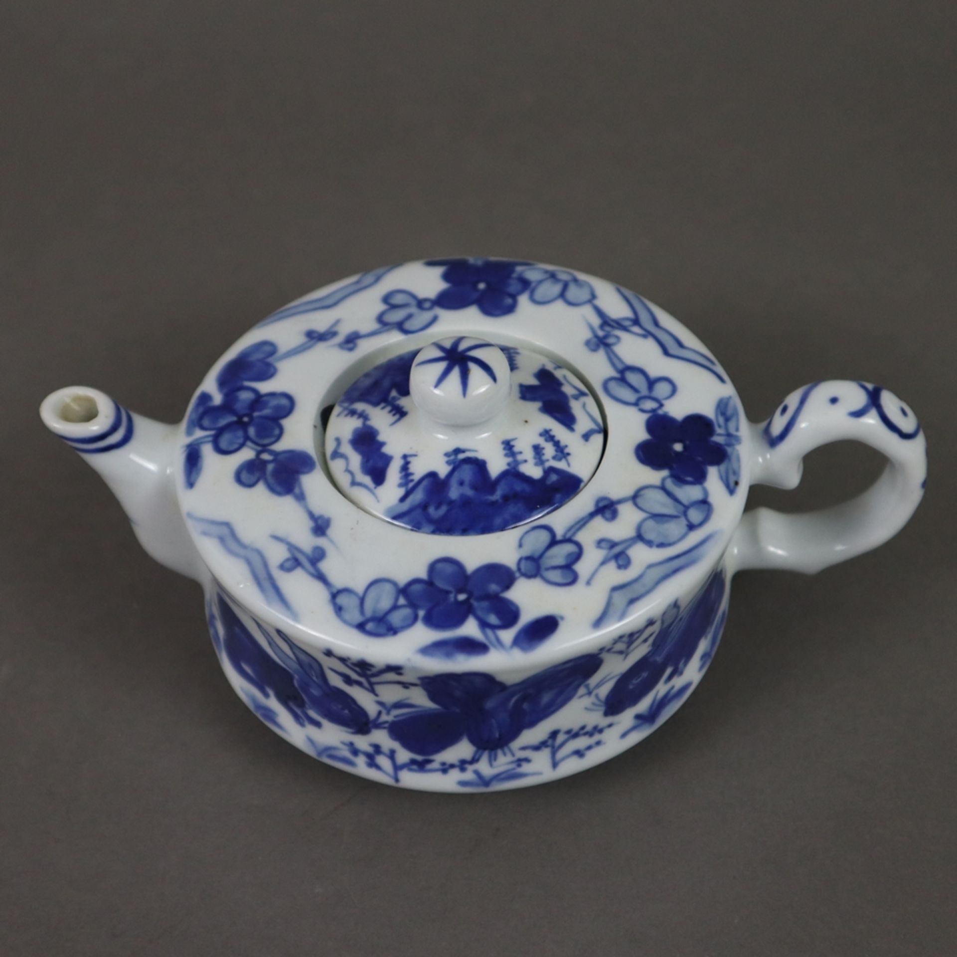 Konvolut Teekännchen - China 20.Jh., Porzellan mit blau-weißer Bemalung, diverse Formen und Dekore, - Bild 6 aus 9