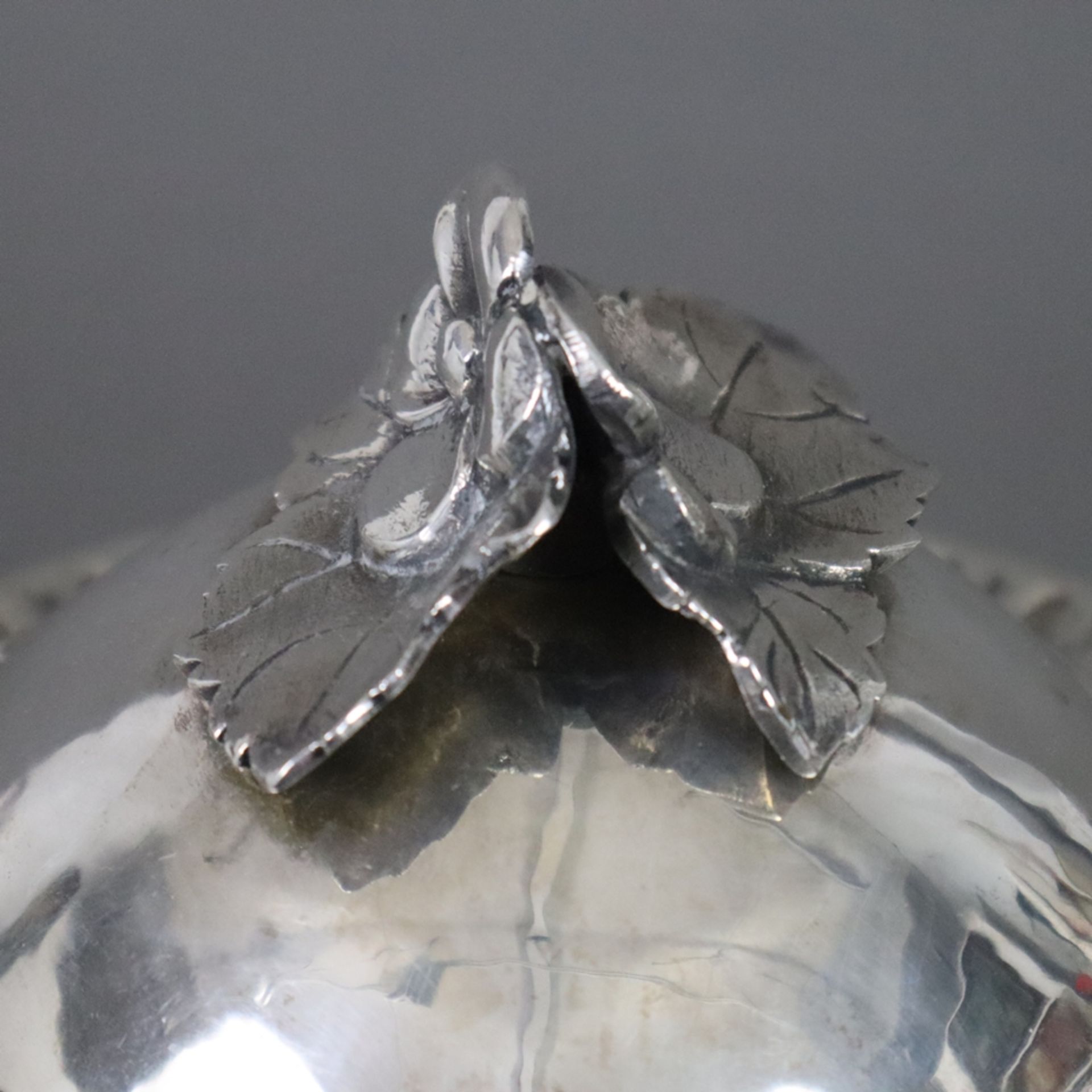 Deckelterrine - 800er Silber, godronierte runde Terrine auf vier Füßen mit zwei seitlichen Handhabe - Bild 7 aus 9