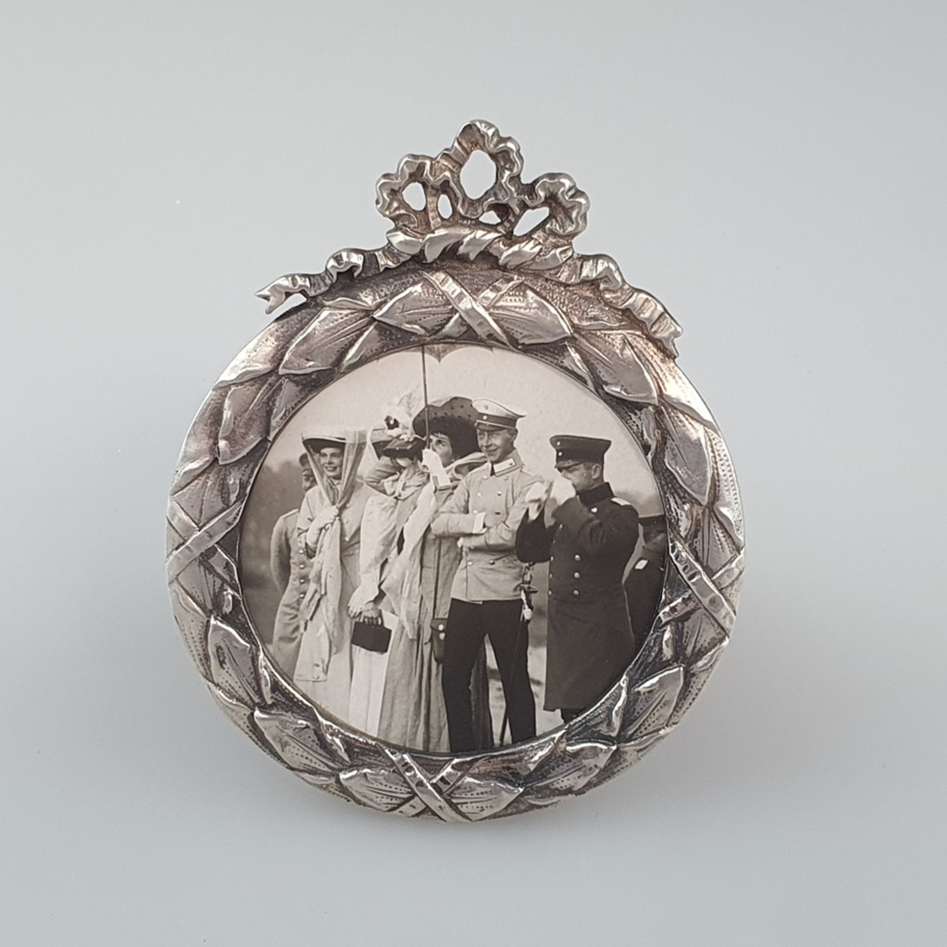 Miniatur-Standrahmen aus Silber - deutsch, nach 1900, Tondo mit Lorbeerfeston als Rahmenleiste, Bek