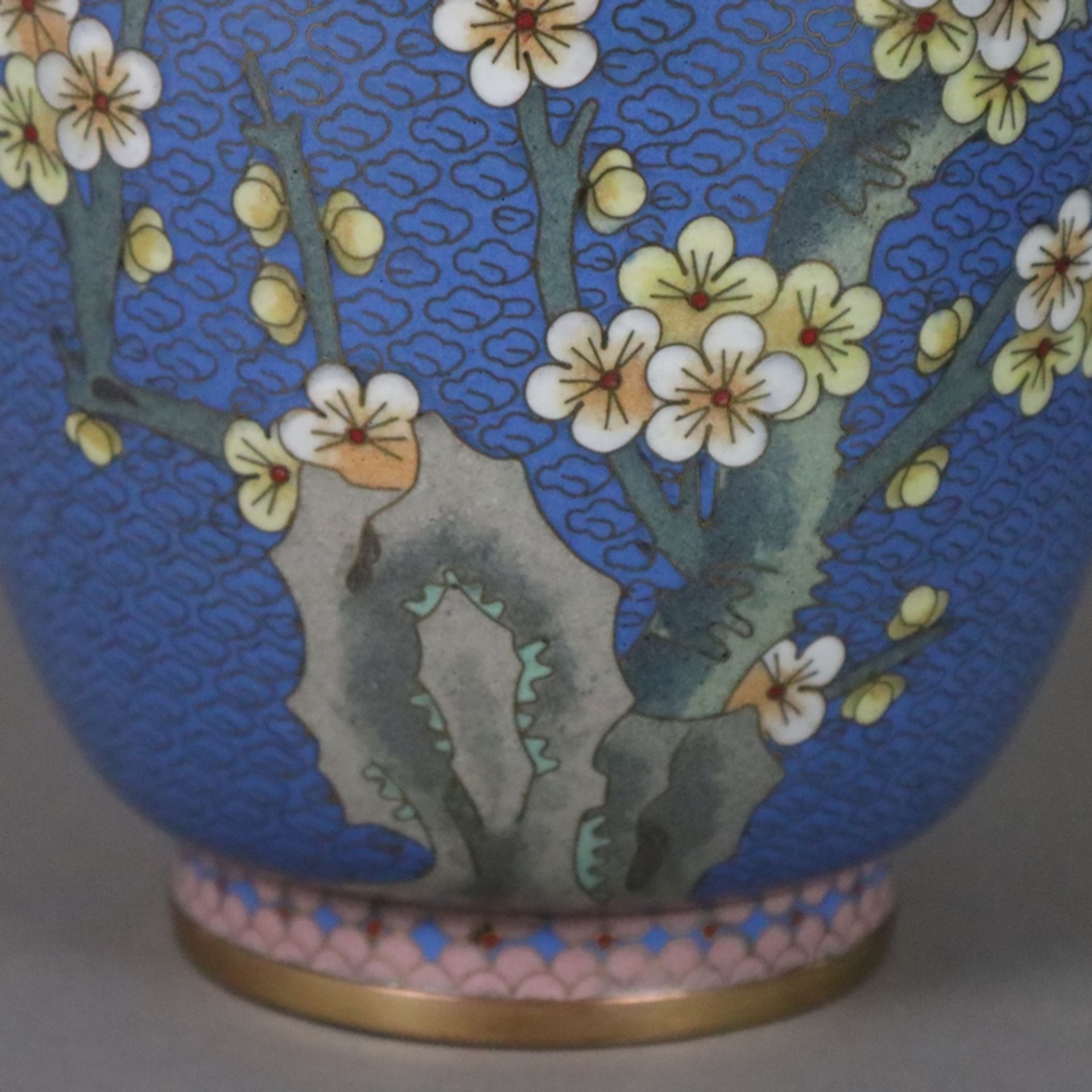 Paar Cloisonné-Vasen - China, umlaufend mit Elstern und Schmetterlingen auf blühenden Baumzweigen ü - Bild 7 aus 11