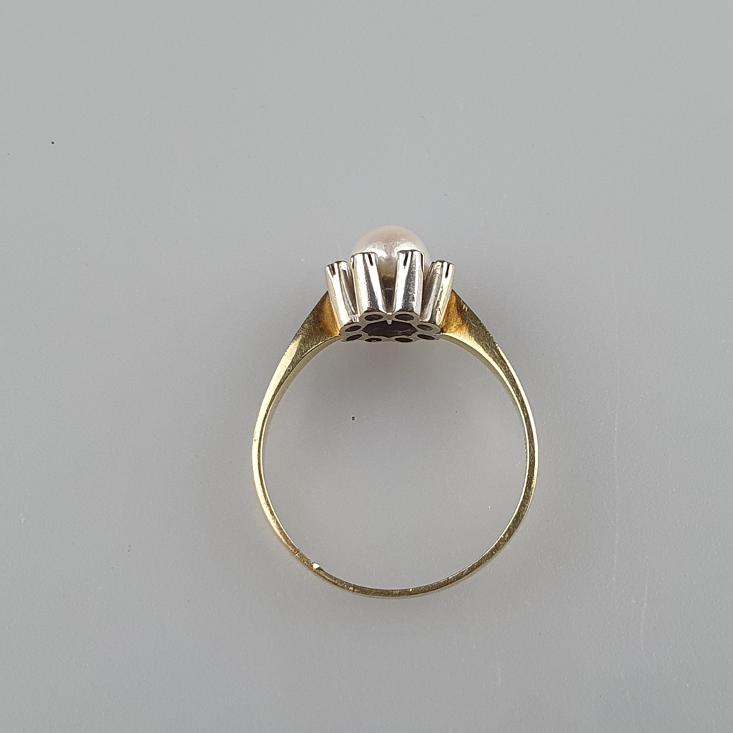 Perlring mit Diamantbesatz - Gelbgold 585/000 (14K), gestempelt, zentrale Perle von 6mm-Dm. mit sch - Image 6 of 6