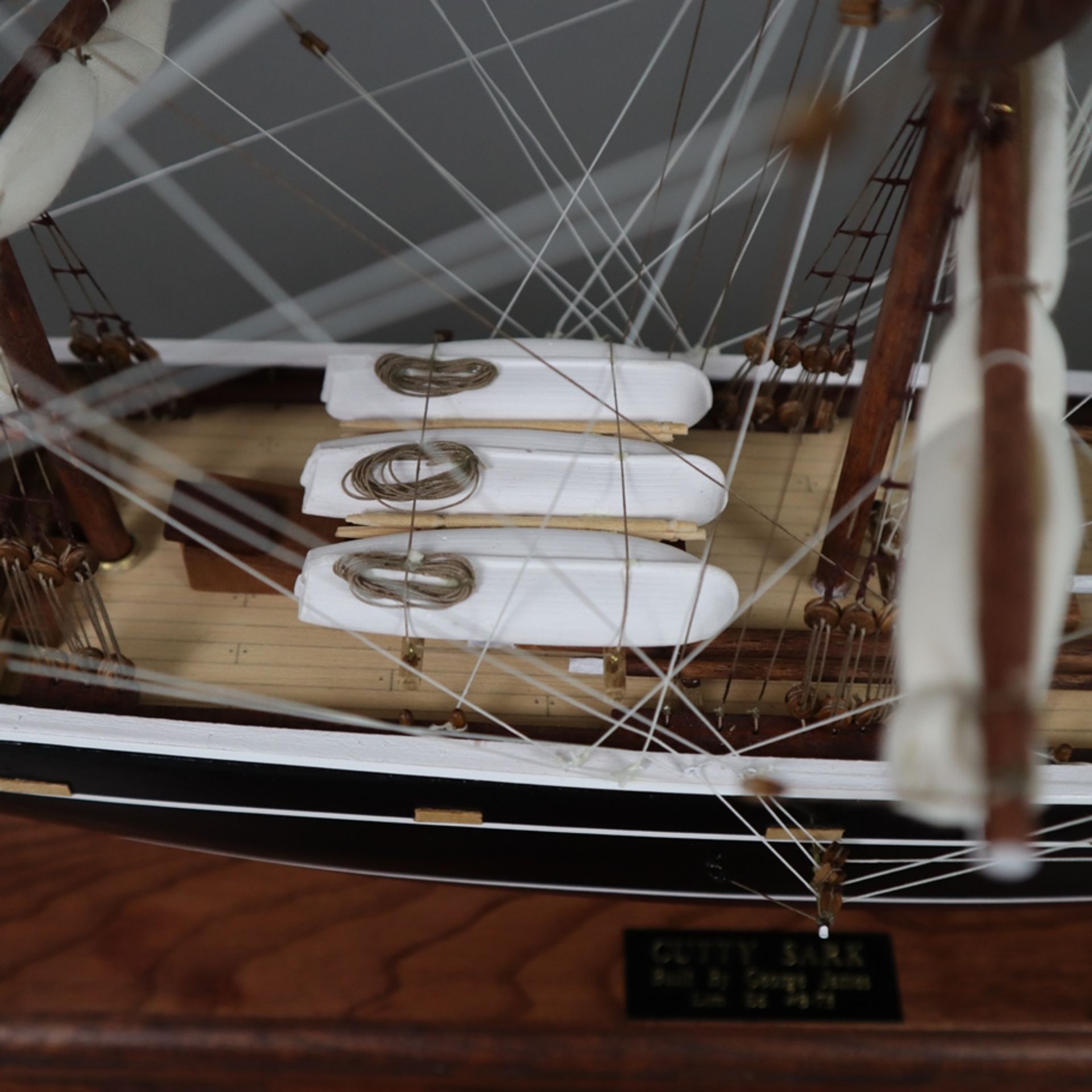 Modellschiff "Cutty Sark" im Schaukasten - maßstabgerechter Nachbau des englischen Tee- und Wollkli - Bild 8 aus 13