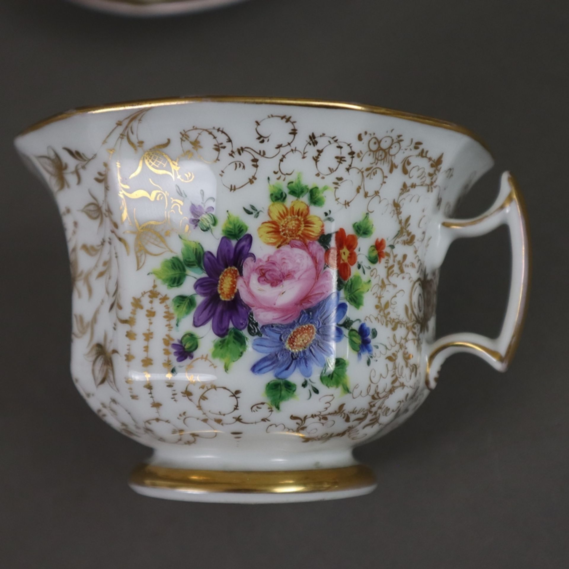 Zwei Tassen mit Untertassen - 19. Jh./um 1900, Porzellan, reicher Golddekor, 1x große Tasse mit pol - Bild 3 aus 7