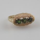 Peridotring - Gelbgold 585/000 (14K), innen gestempelt, ovaler geschweifter Ringkopf verziert mit d