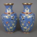 Paar Cloisonné-Vasen - China, umlaufend mit Elstern und Schmetterlingen auf blühenden Baumzweigen ü