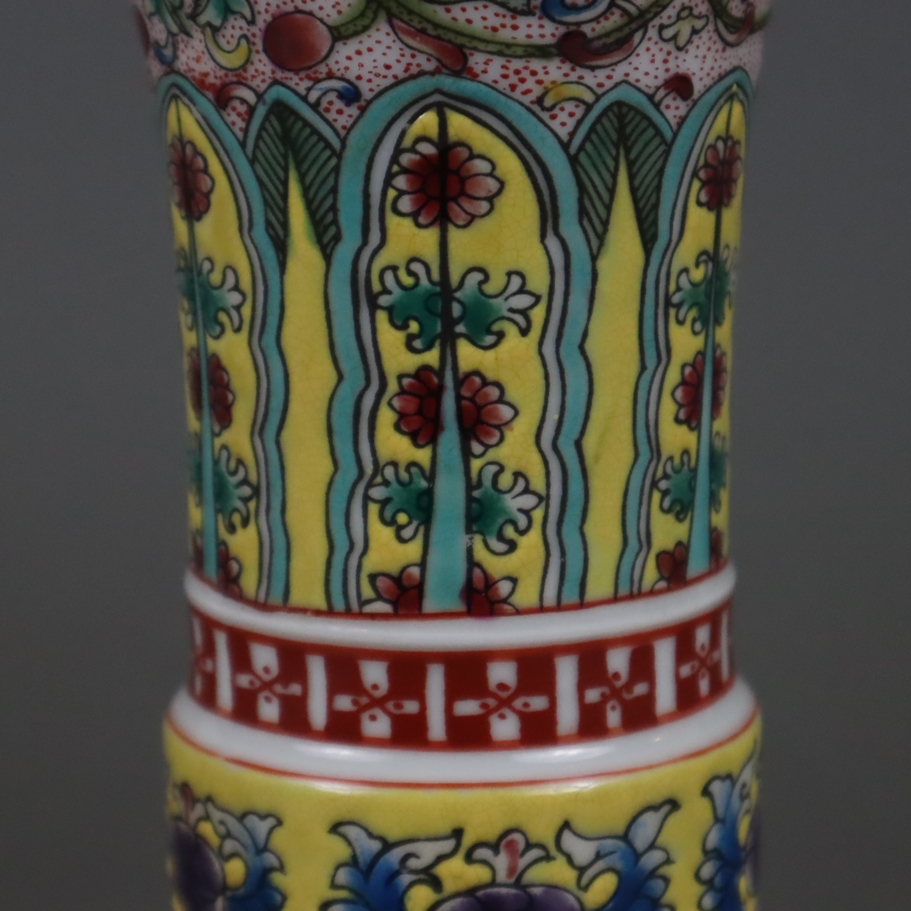 Vase - Porzellan, China 20.Jh., in traditioneller Gu-Form mit üppigem floralem Schmelzfarbendekor, - Image 4 of 8