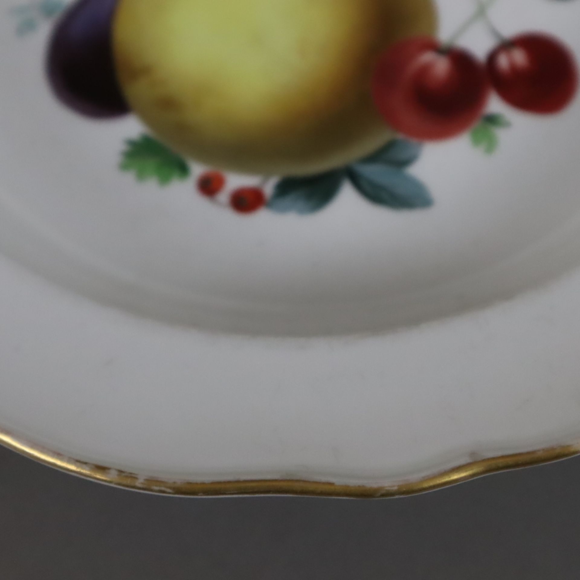 Obstteller - Meissen, Knaufzeit (1850-1924), Porzellan, runde gemuldete Form mit geschweiftem Goldr - Bild 5 aus 7