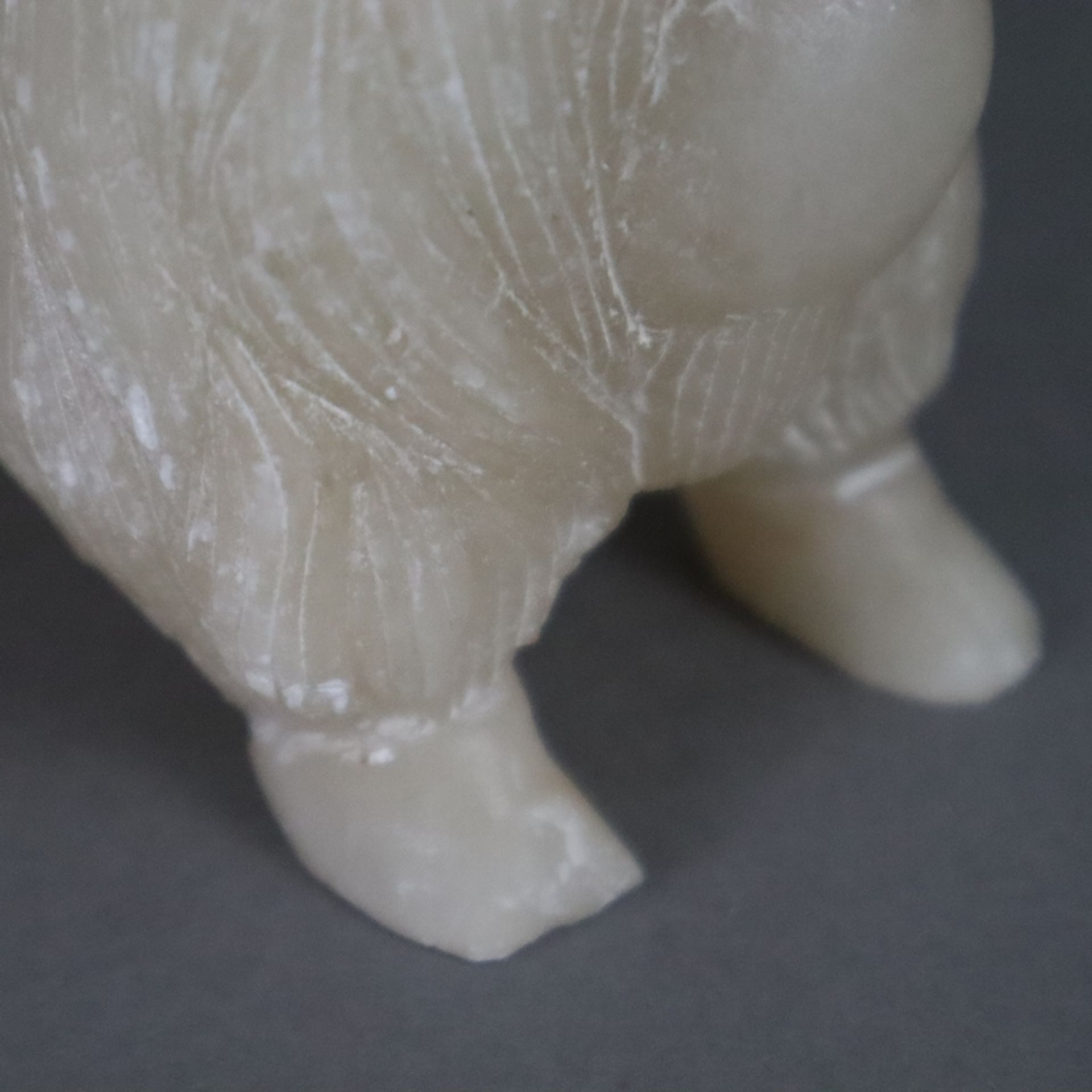 Yak-Figur aus Alabaster - China, H./L.ca. 11 / 15,5 cm, rechte Klaue mit vorderseitigen Bestoßungen - Image 5 of 6