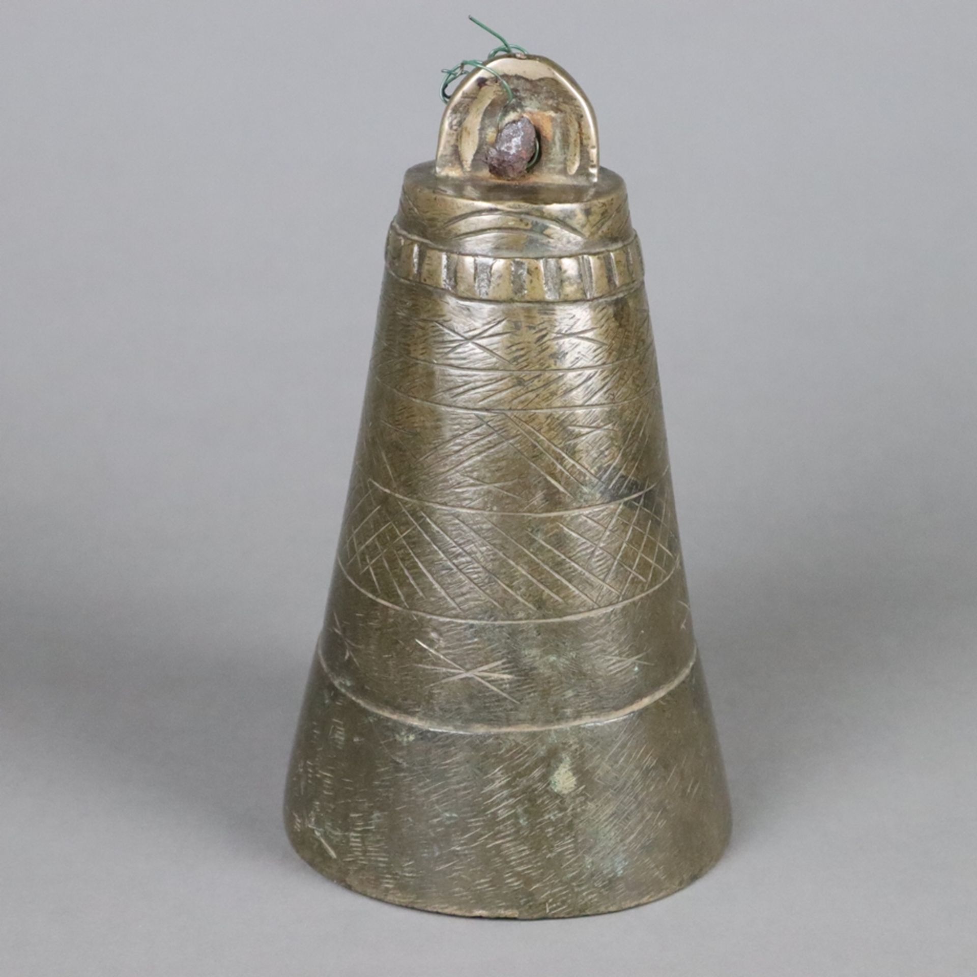 Kamelglocke - Bronze, Persien, 19. Jh. oder früher, schwere Glocke in ausgestellter Form über rund-