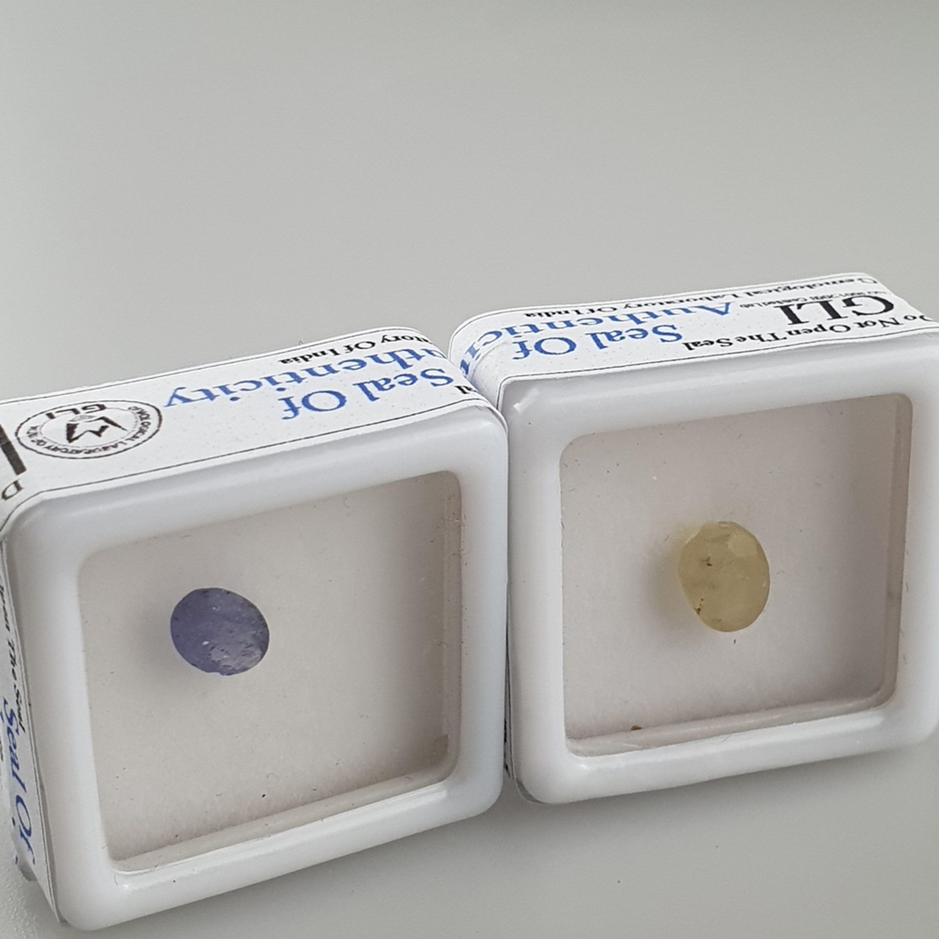 Zwei lose Saphiren - 1x gelber Saphir von 1,850ct, 1x blauer Saphir von 0,600 ct, jeweils in Box ve - Bild 2 aus 4