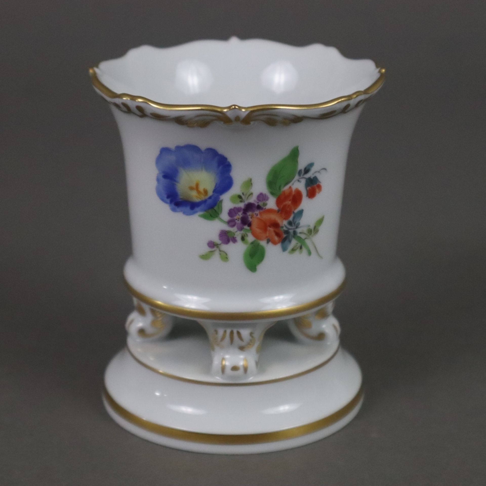 Miniaturvase - Meissen, Porzellan, polychrome Blumenmalerei, Goldstaffage, zylindrischer Körper mit