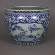 Blau-weißer Cachepot - China, 20. Jh., Porzellan, blau-weiß bemalt, bauchiger Korpus mit eingezogen