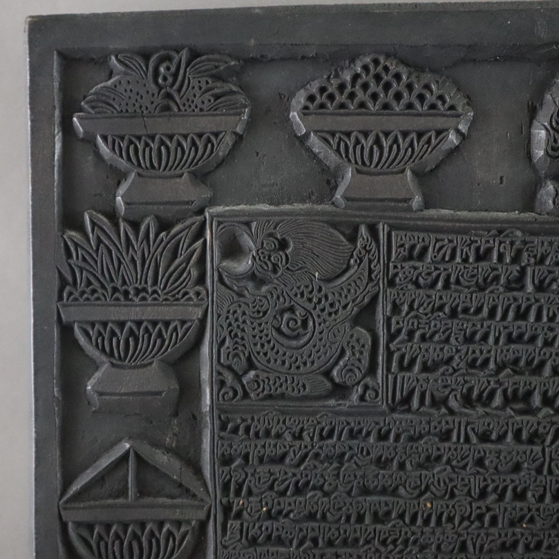Druckplatte im Holzschnitt - Tibet, 19./20. Jh., Hartholzplatte, einseitig beschnitzt mit Textzeile - Image 4 of 8