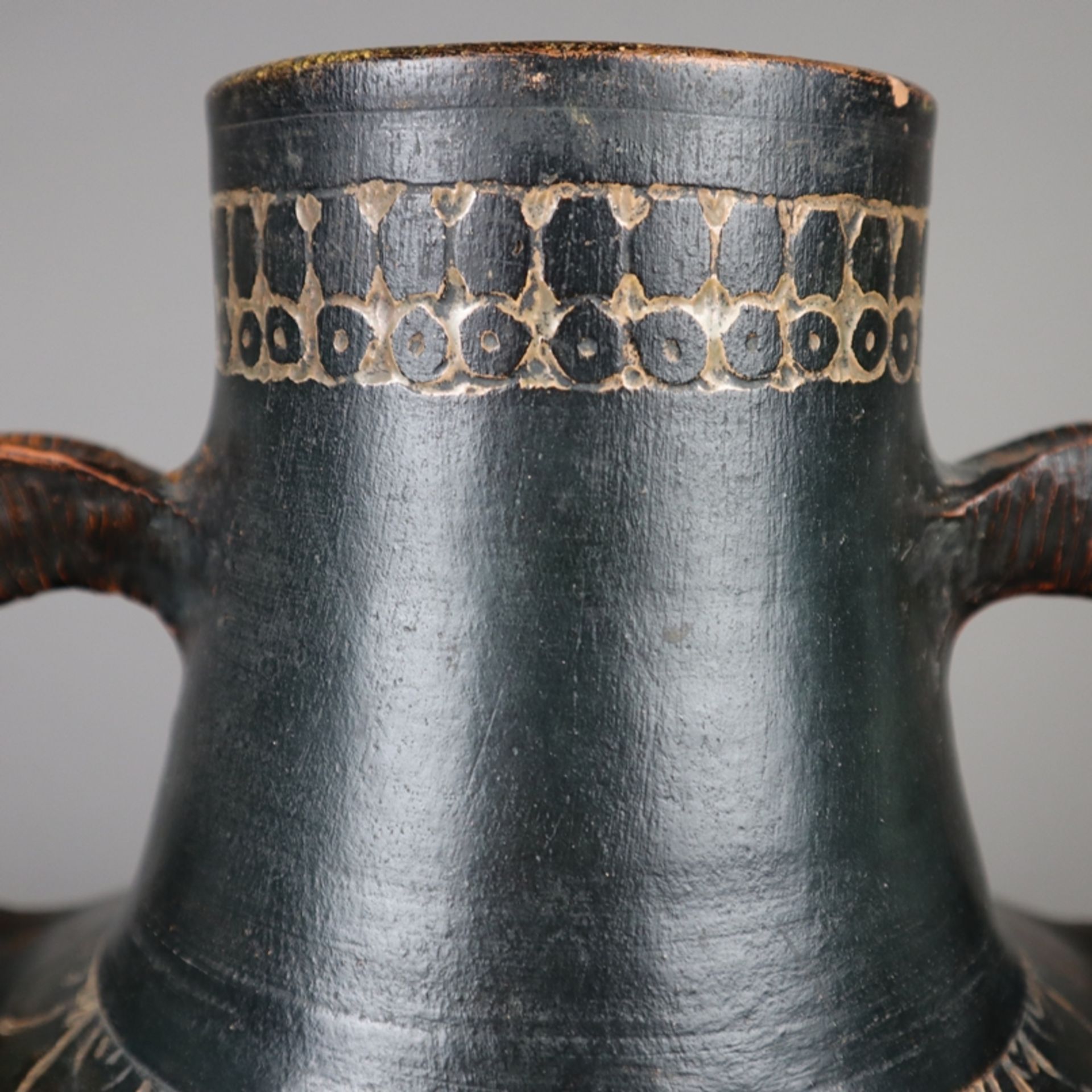Doppelhenkel-Vase - wohl Balkan, 19.Jh. oder älter, Ton, braun glasiert, umlaufend Ornamentborte, s - Bild 3 aus 9