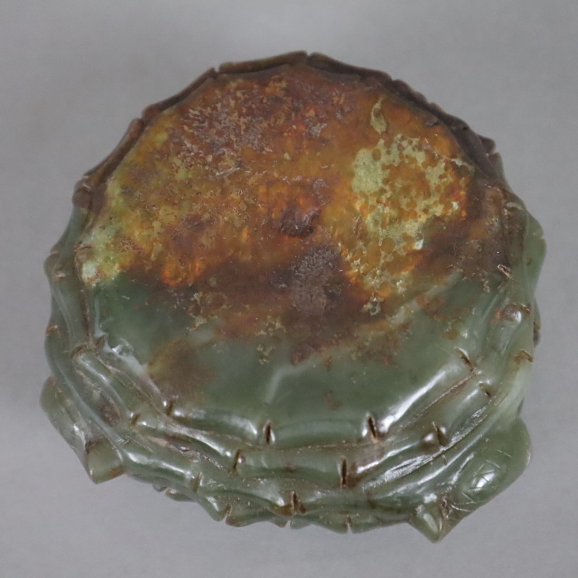 Jadeschale -China, grüne Jade mit braunen Zonen, naturalistische Schnitzarbeit in Korbform, seitlic - Bild 7 aus 7