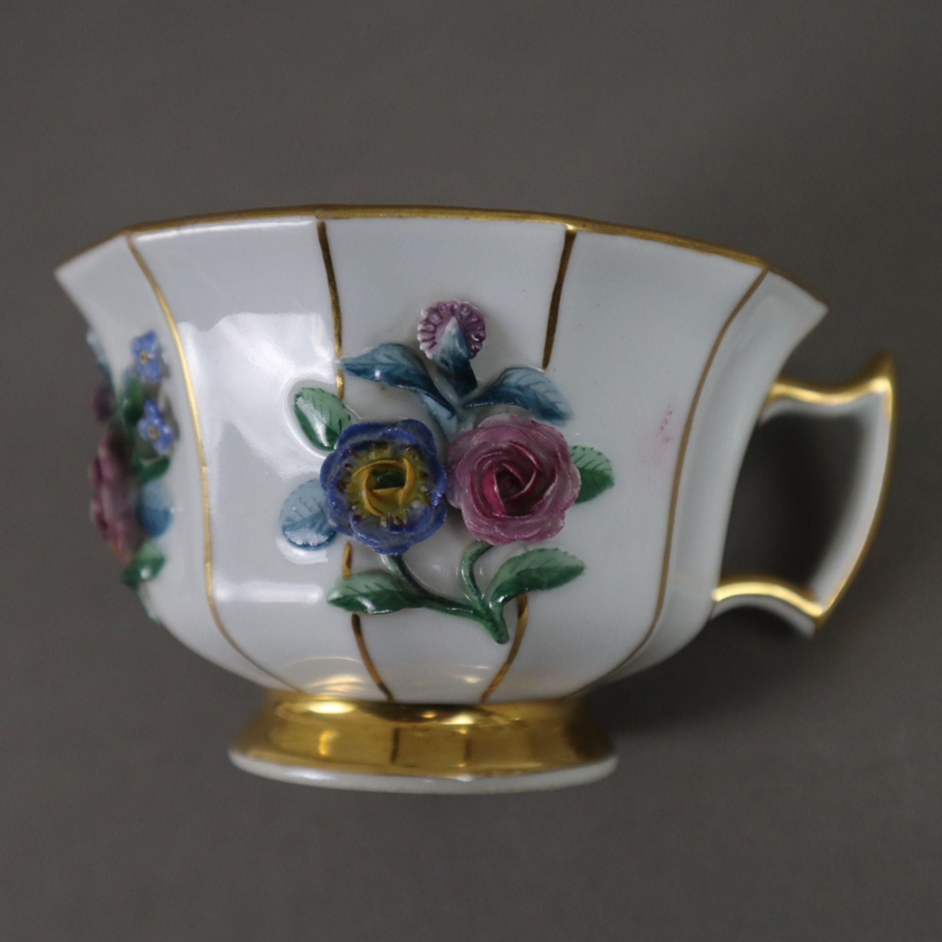 Zwei Tassen mit Untertassen - 19. Jh./um 1900, Porzellan, reicher Golddekor, 1x große Tasse mit pol - Bild 6 aus 7