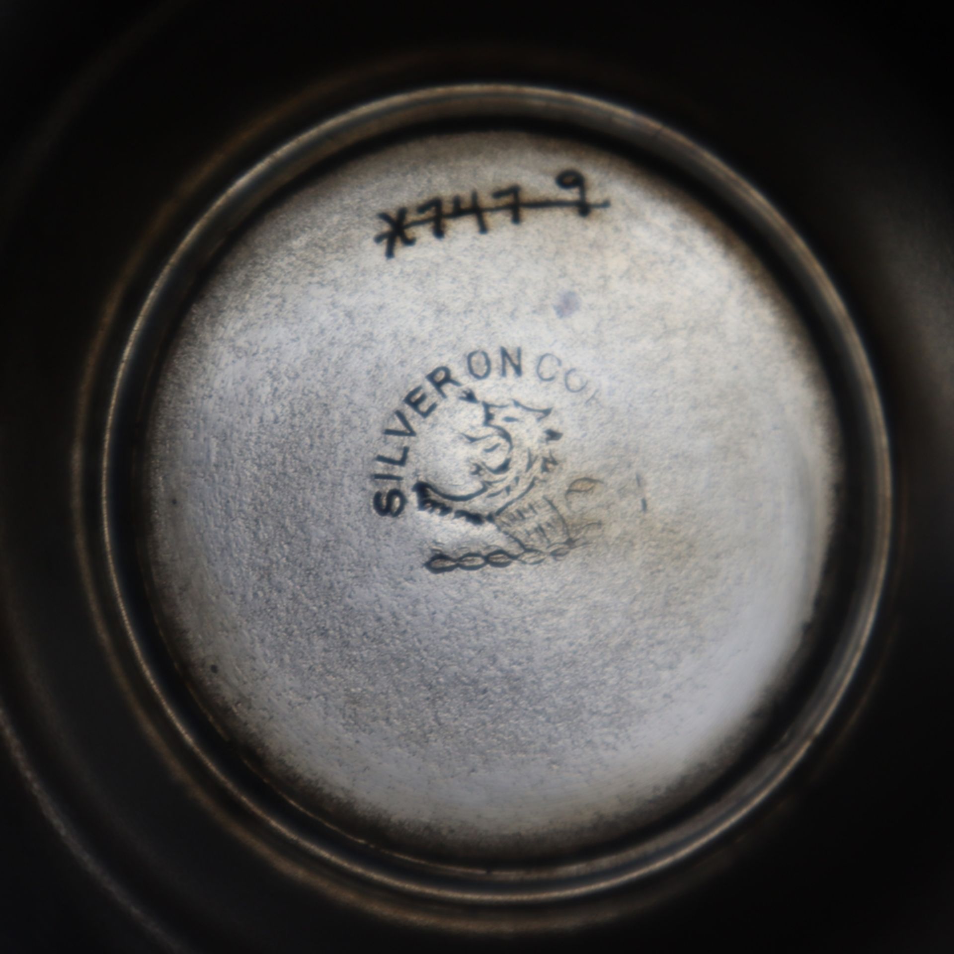 Kaffeekanne - USA, Kupfer mit Silberauflage, in klassizistischem Stil, Bodenmarke, H. ca. 25 cm, Ge - Bild 8 aus 8