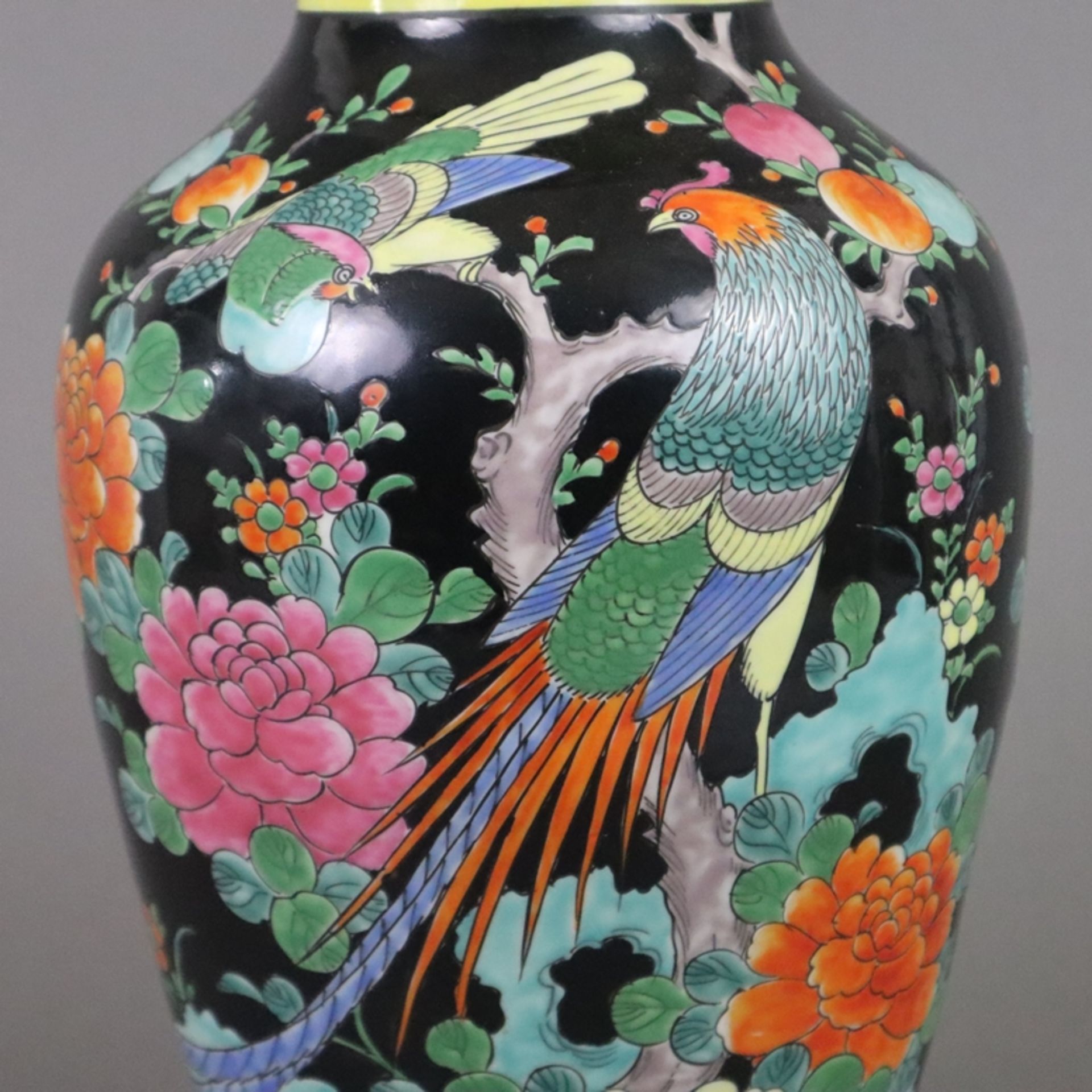 Vase mit glückverheißenden Motiven - China 20.Jh. gebauchter Balusterkorpus, auf schwarzem Fond üpp - Bild 4 aus 11