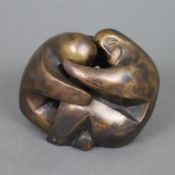 Peres-Lethmate, Edith (1927-2017 Koblenz) - Sitzendes Paar, Bronze, braun patiniert, monogrammiert 