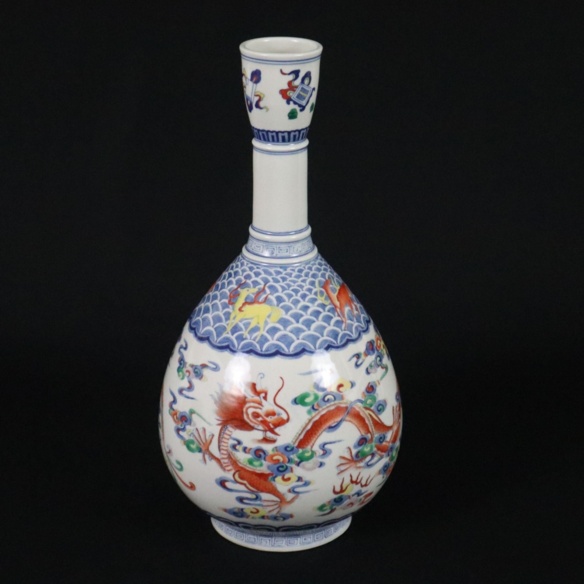 Drachenvase - China 20.Jh., Porzellan, über Standring birnförmige mit langem Hals und leicht einges