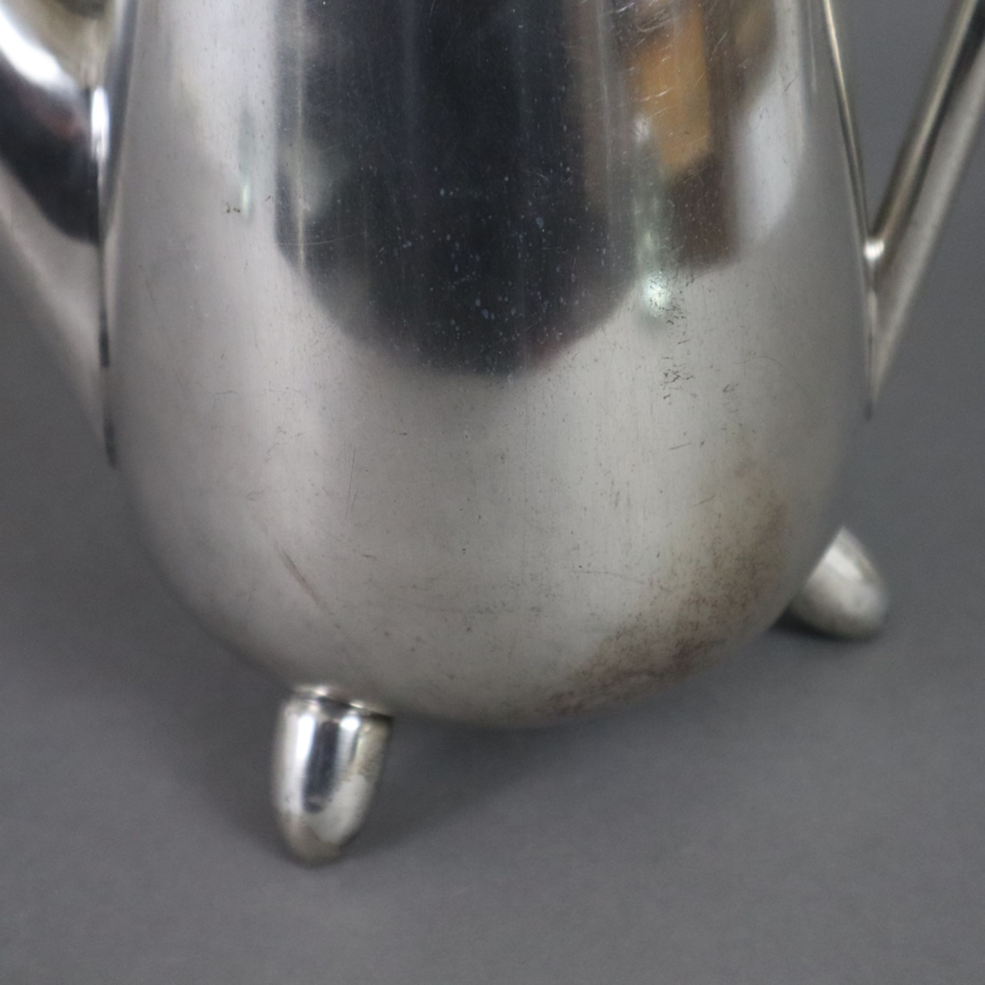 Mid-Century Kaffeekanne - um 1940/50, Weißmetall, große konische Kanne auf drei Füßen, konischer Au - Image 6 of 7