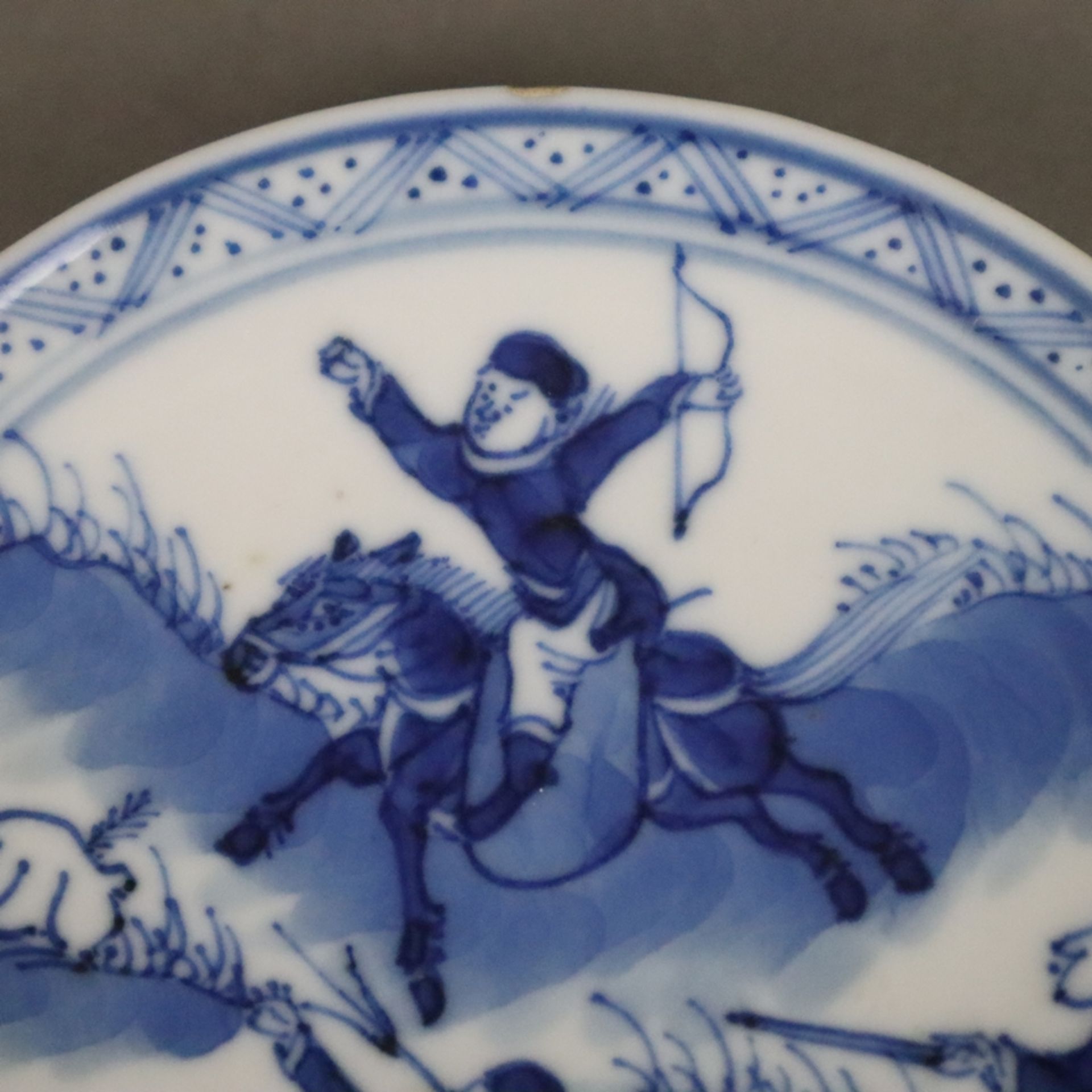 Drei Blauweiß-Tellerchen - China, Porzellan, als Dekor Landschaften mit berittenen Jägern auf Hasen - Bild 4 aus 9