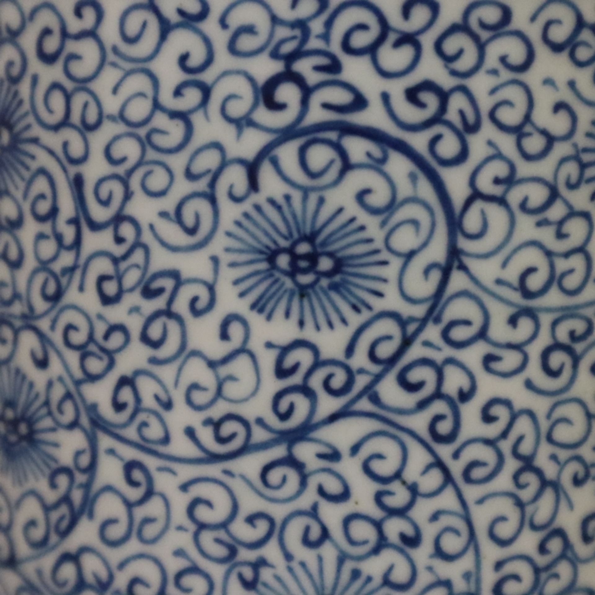 Blau-weißer Pinselbecher - China, ausgehende Qing-Dynastie, umlaufend volutiertes Blüten-Ranken-Mus - Bild 5 aus 8