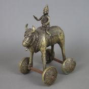 Schweres Tempelspielzeug - Indien 19./20. Jh., Gelbbronze / Eisen, Shiva auf dem Stier Nandi, Zierd