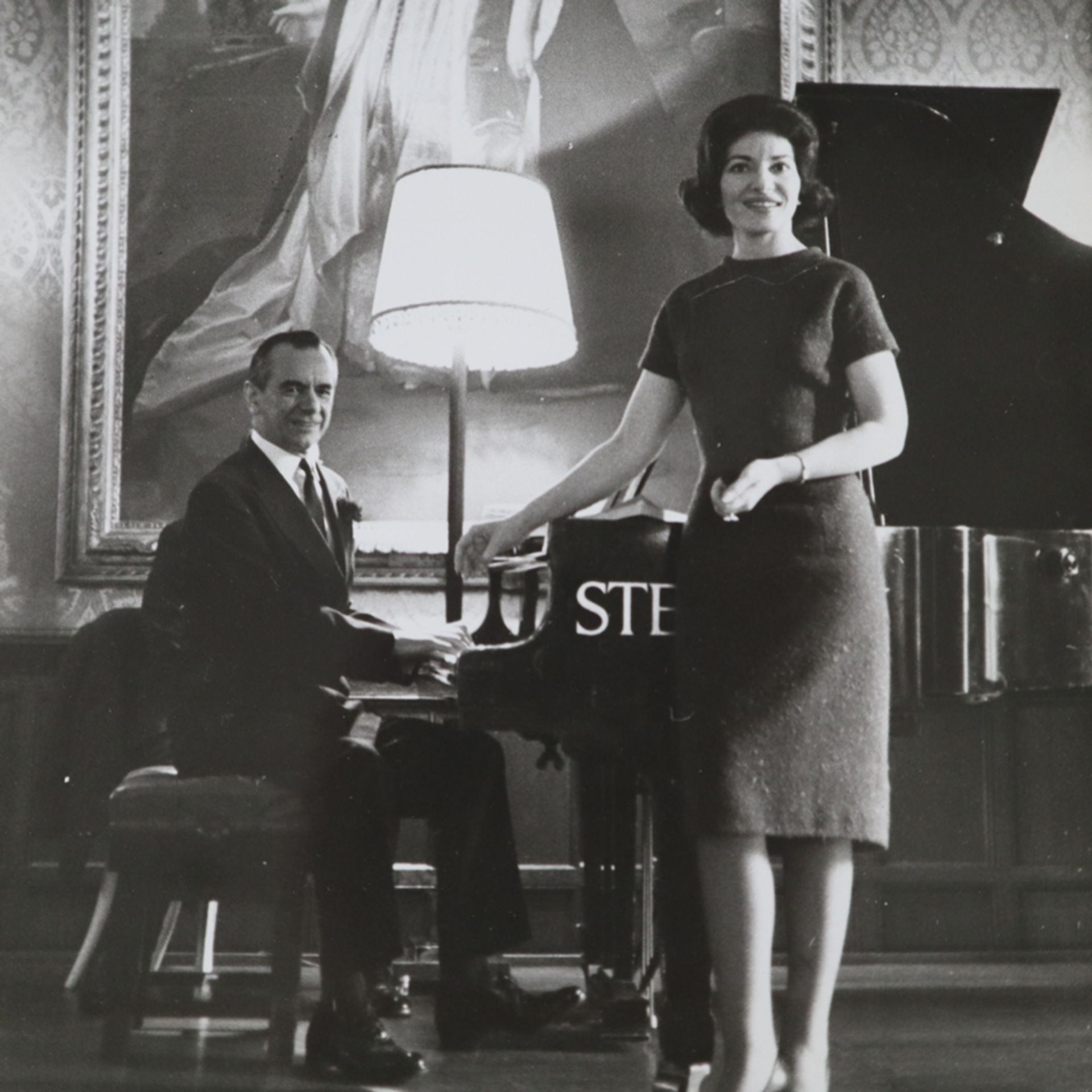 Konvolut: Drei Fotografien von Maria Callas - s/w Fotografien, verso diverse Stempel, unter anderem - Bild 2 aus 7